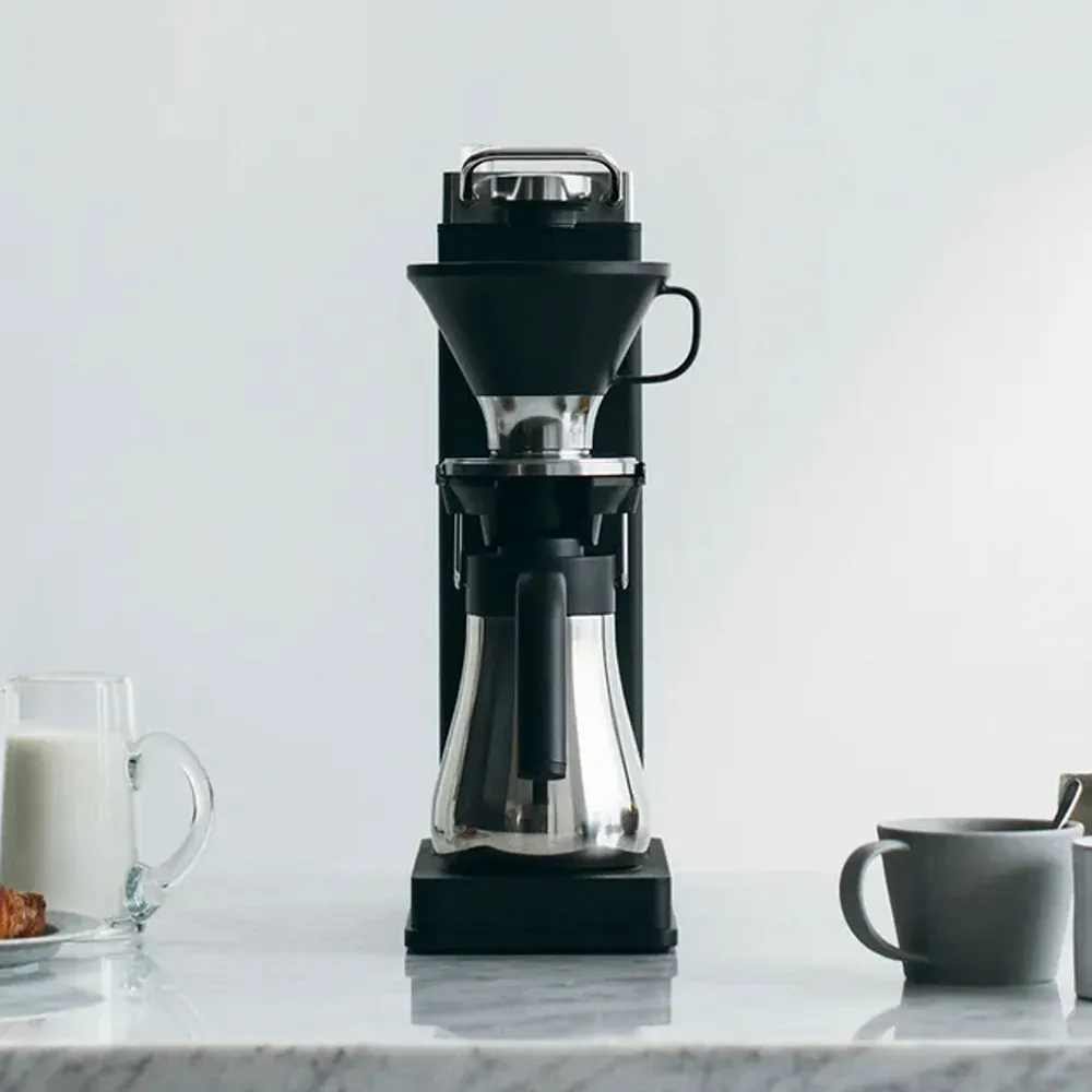 발뮤다 더브루의 따스한 한 잔