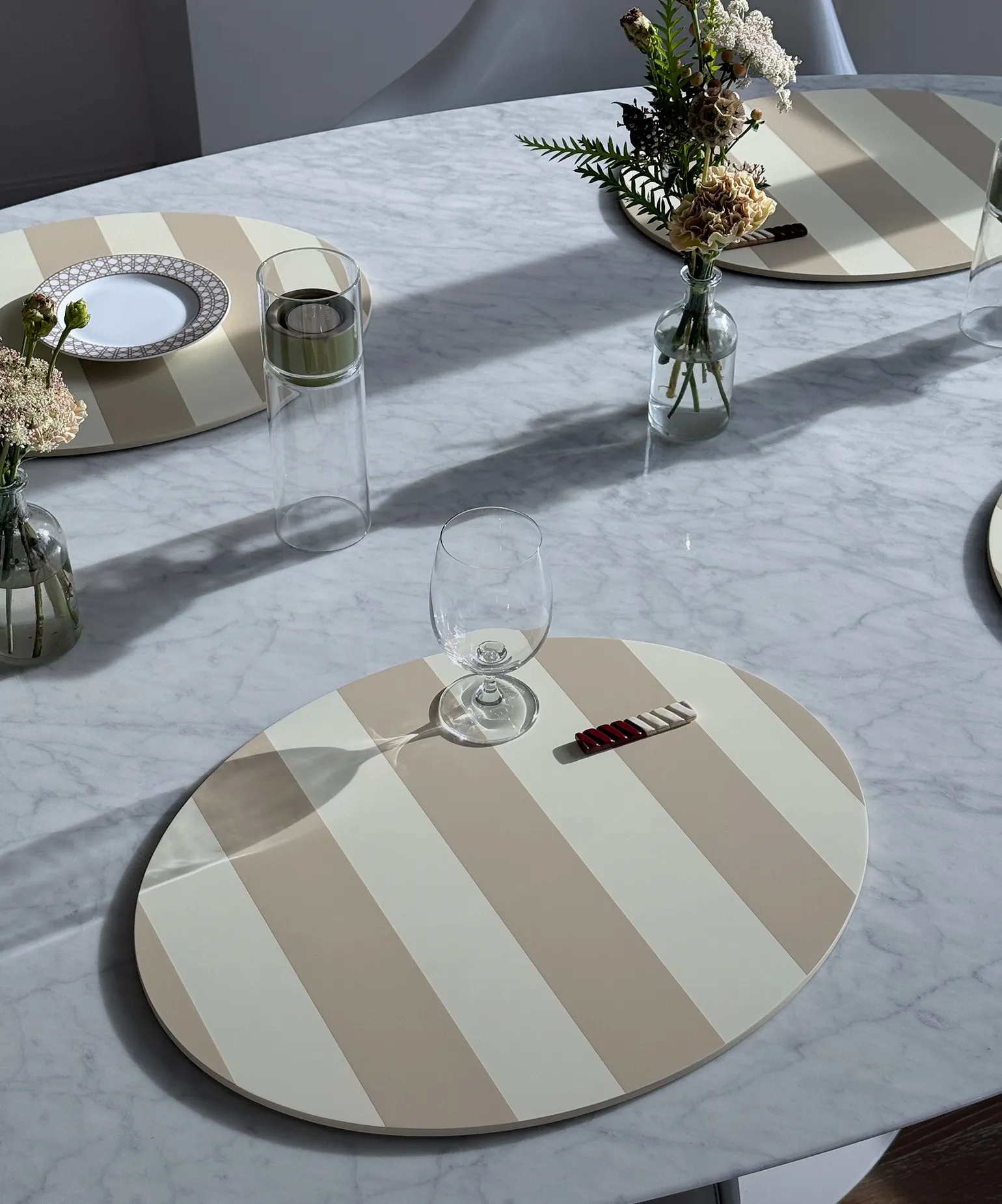 테이블에 핀 봄