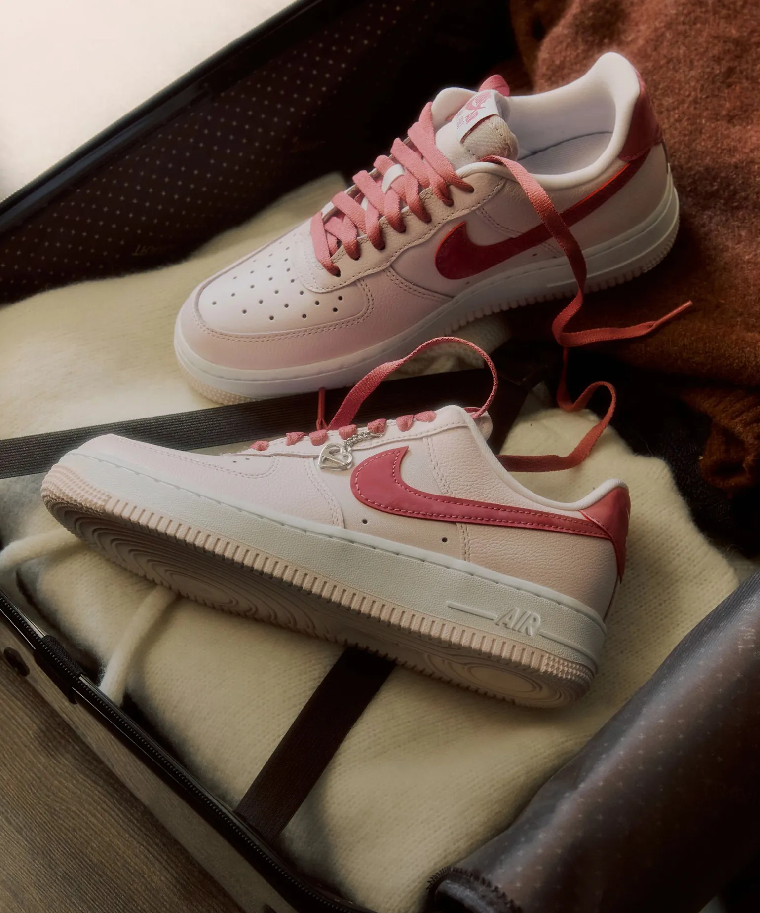 계절을 물들인
아이코닉 슈즈