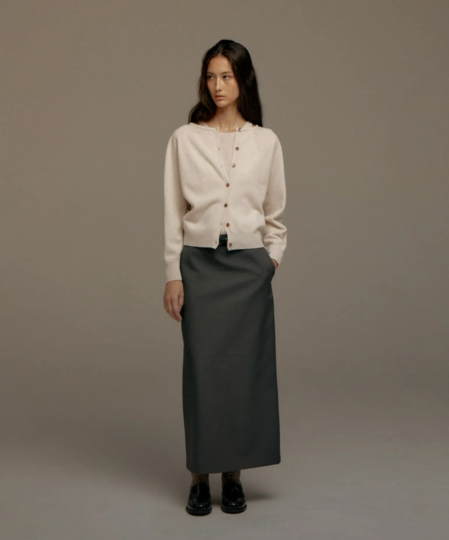 곧게 떨어지는
라인 스커트