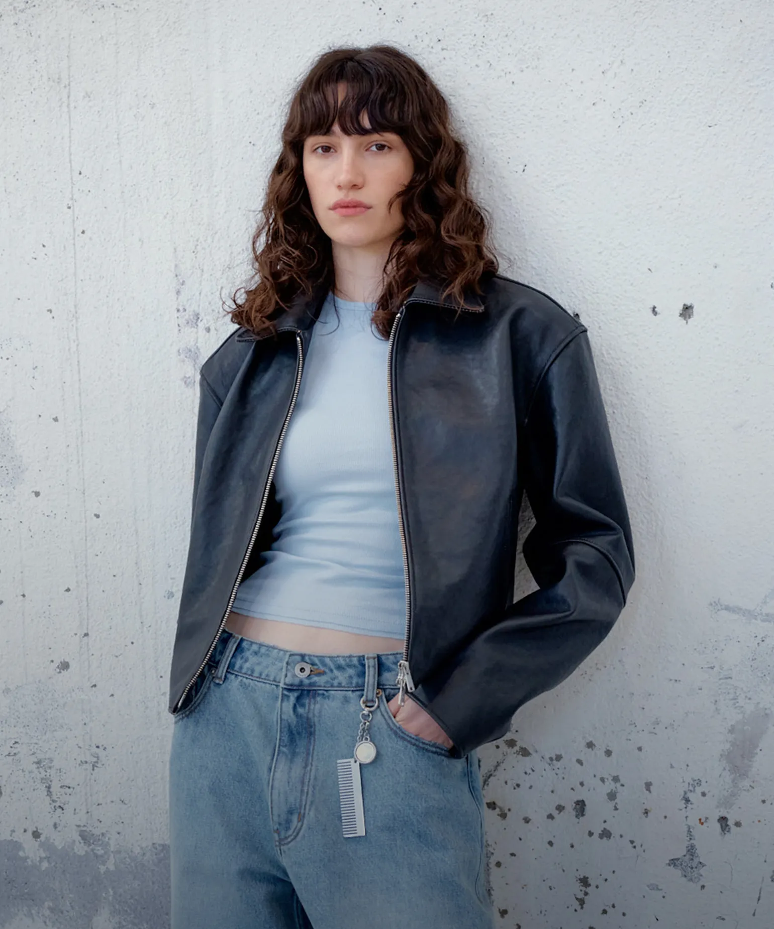 자유로운 태도의 옷