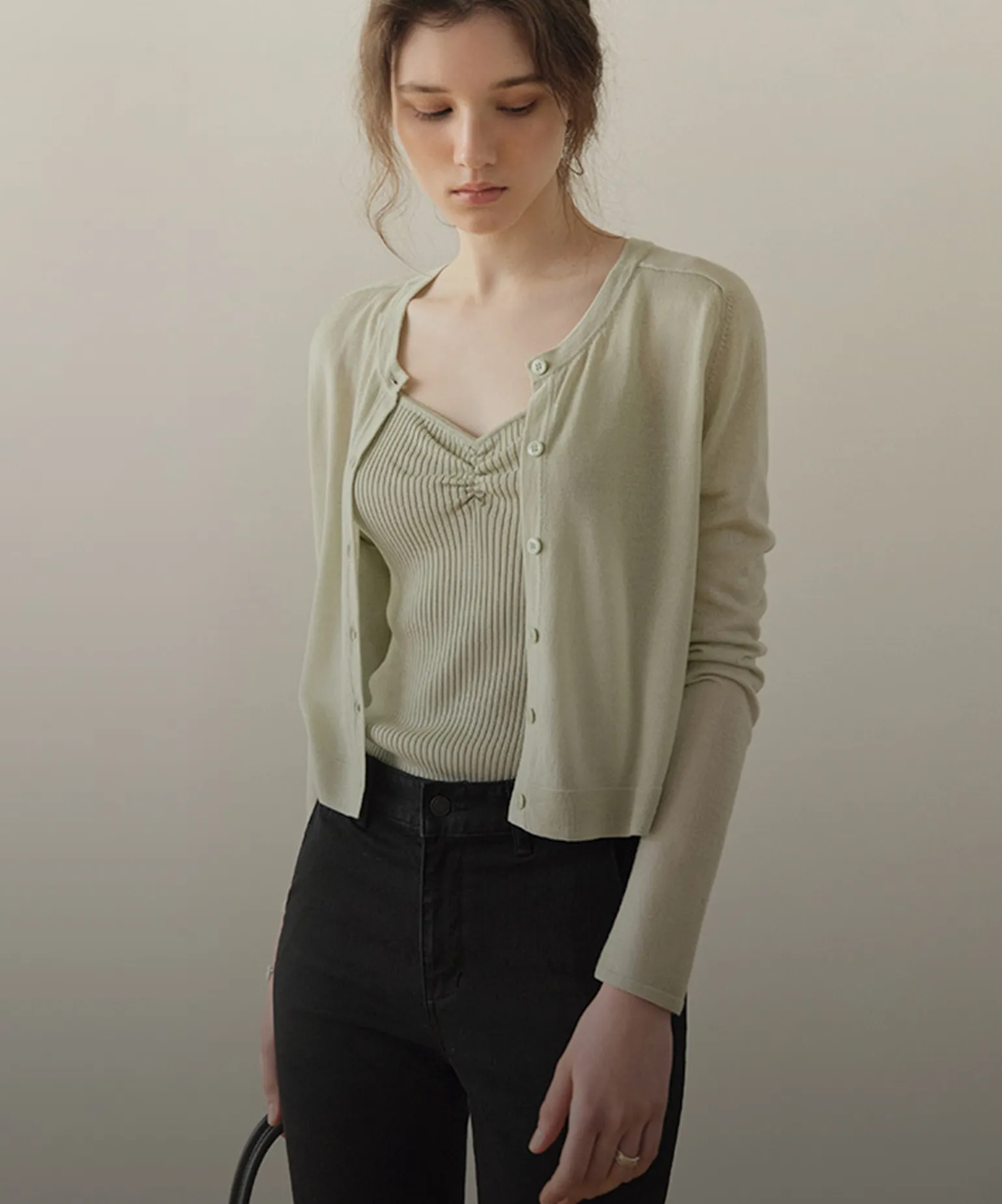 바람처럼 가벼운 가디건