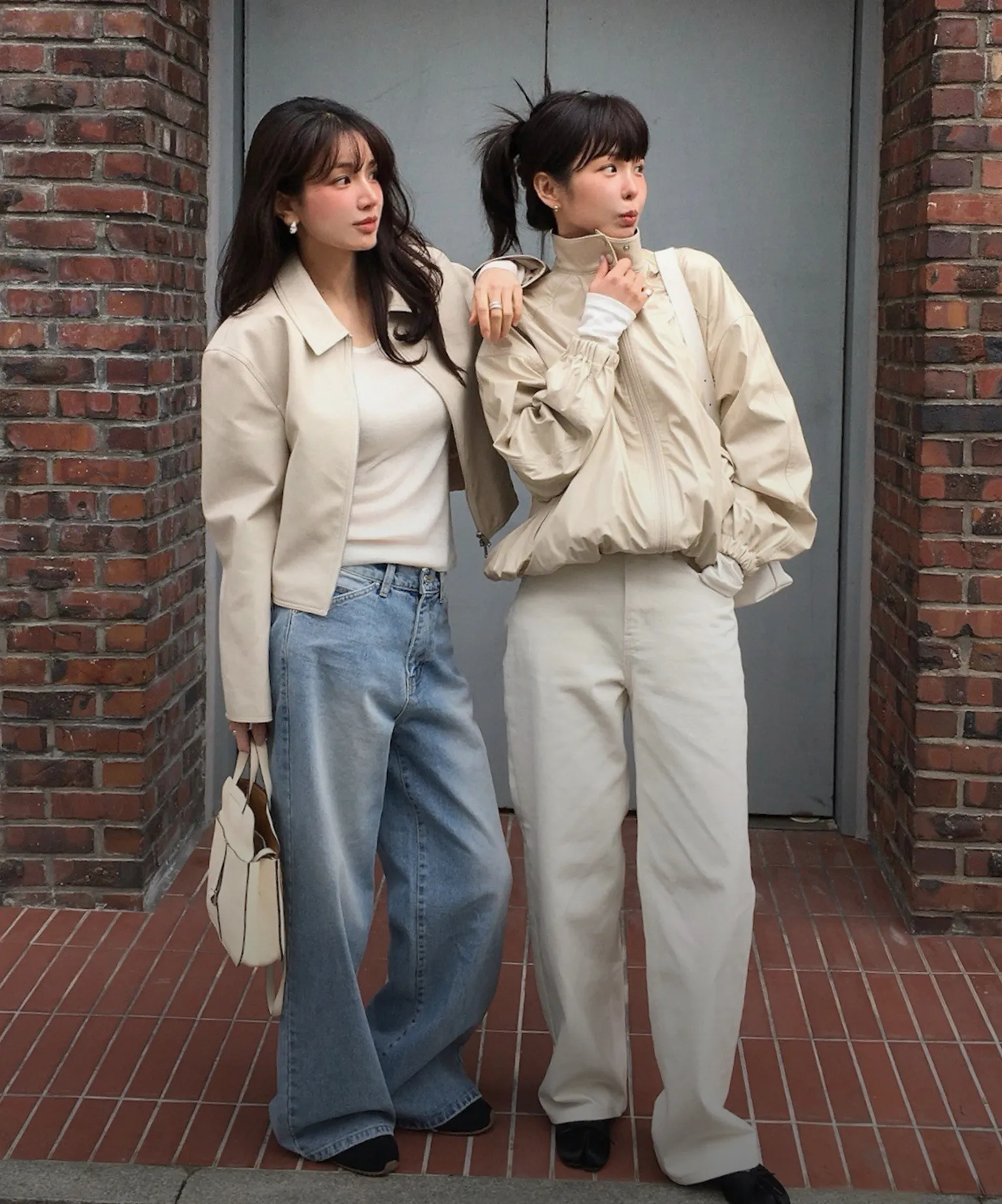 은현과 단희가
먼저 입어봤어요