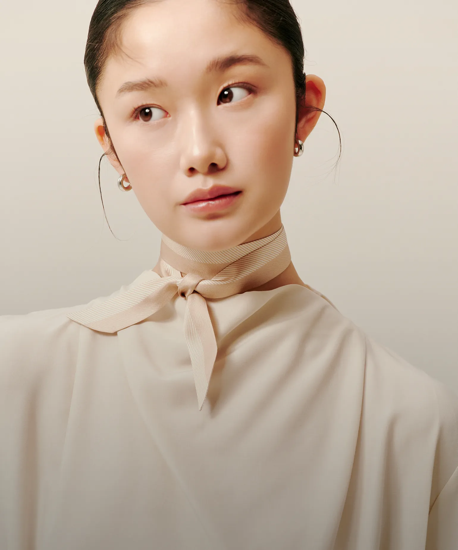 목을 감싸는 단아함