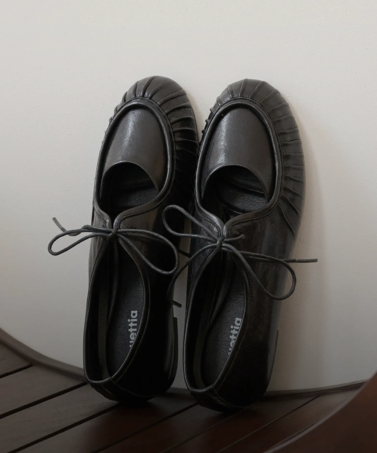 단정하게 묶인 한 켤레