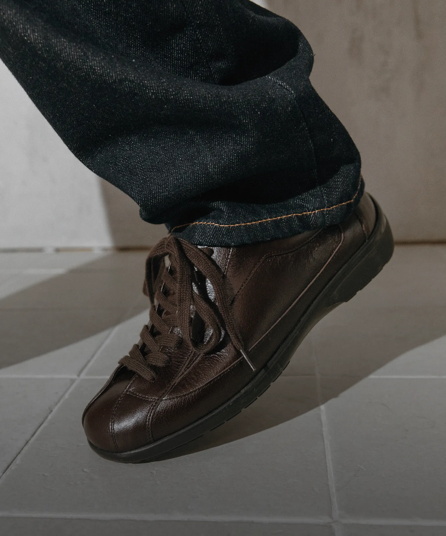 군더더기 없는
가죽 스니커즈