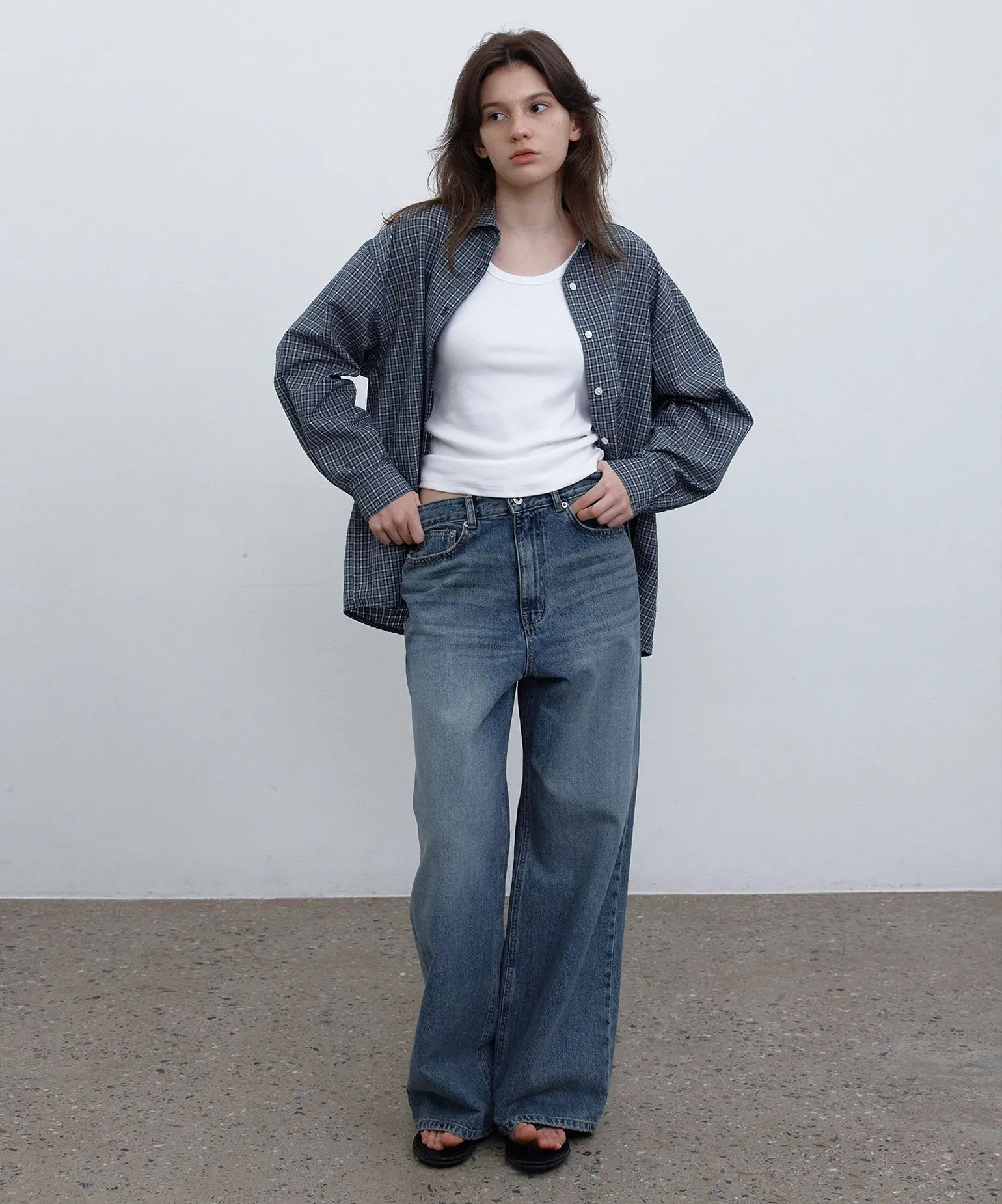 차분하게 완성한 스타일