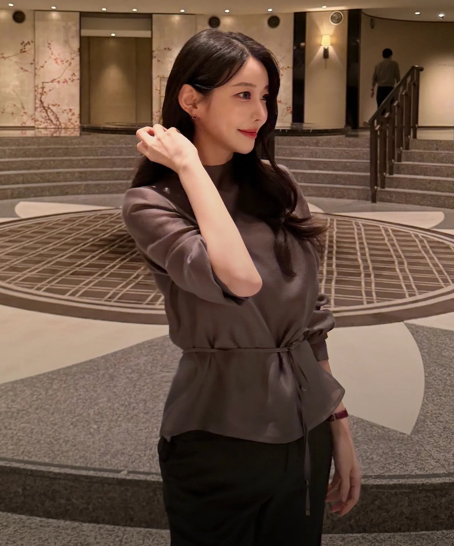 은은하게 빛나는 블라우스