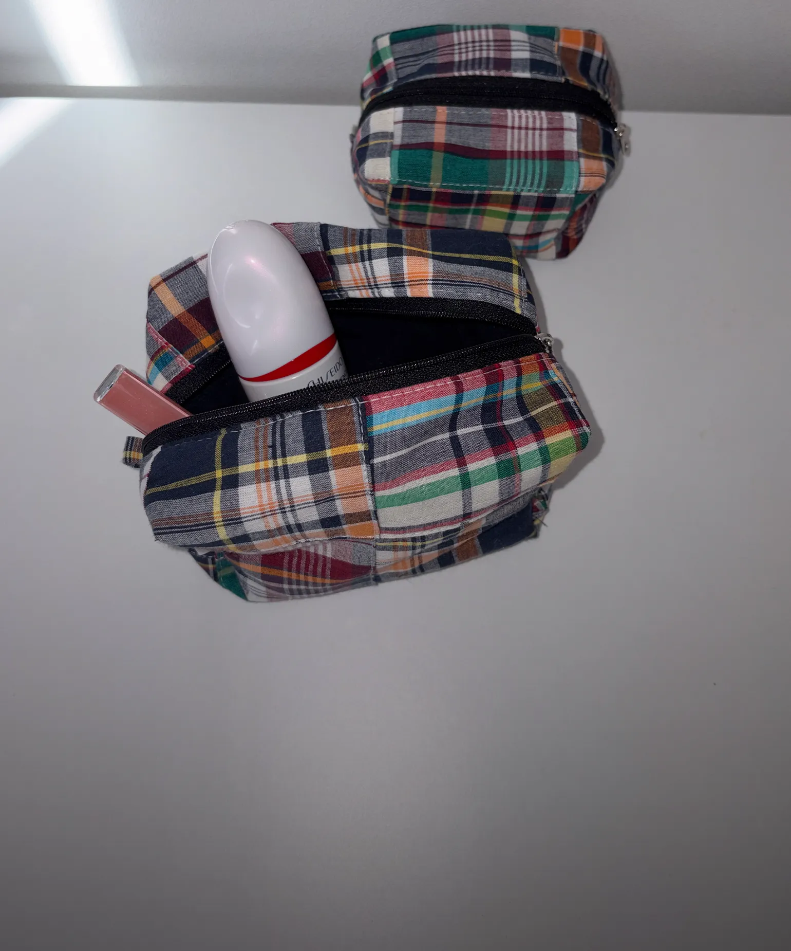 각이 살아있는
큐브 파우치