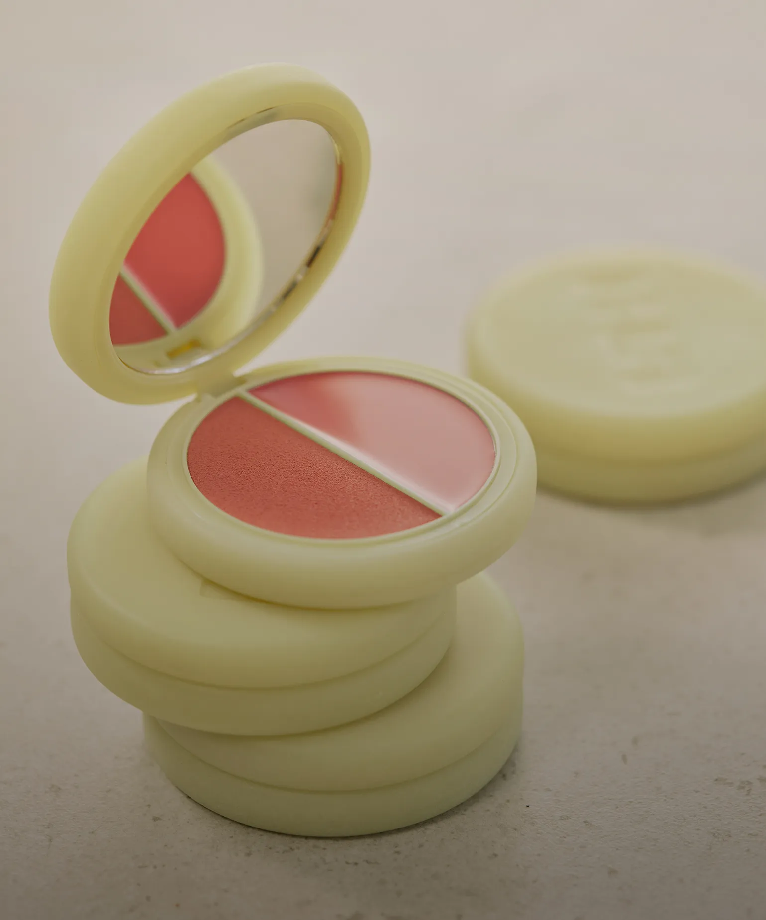 생기를 담은 메이크업