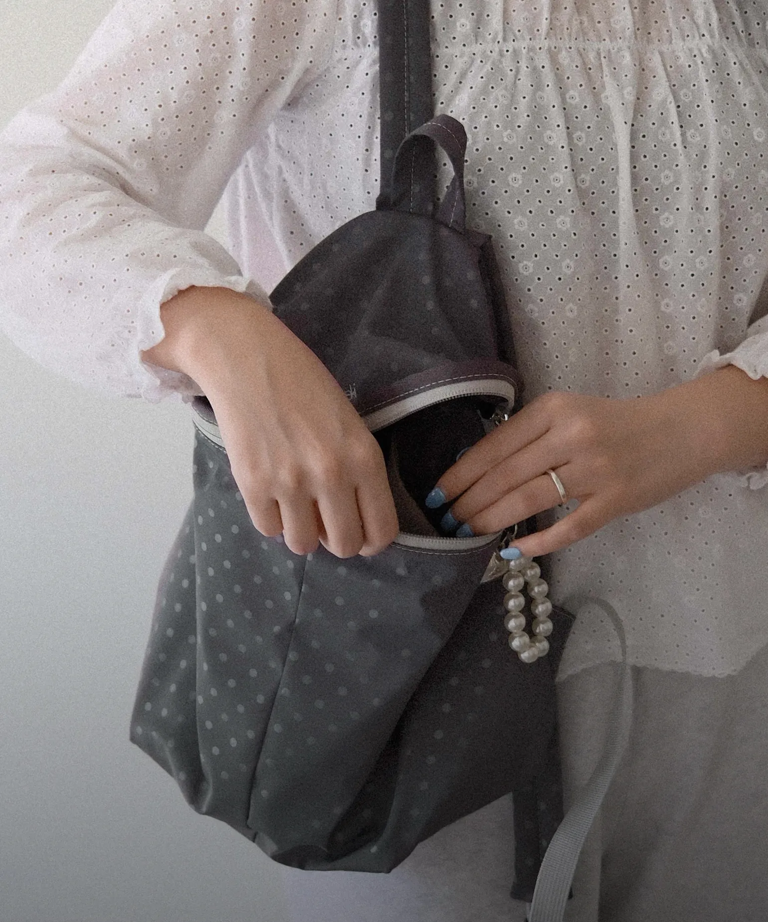 어깨에 머무는
자연스러움