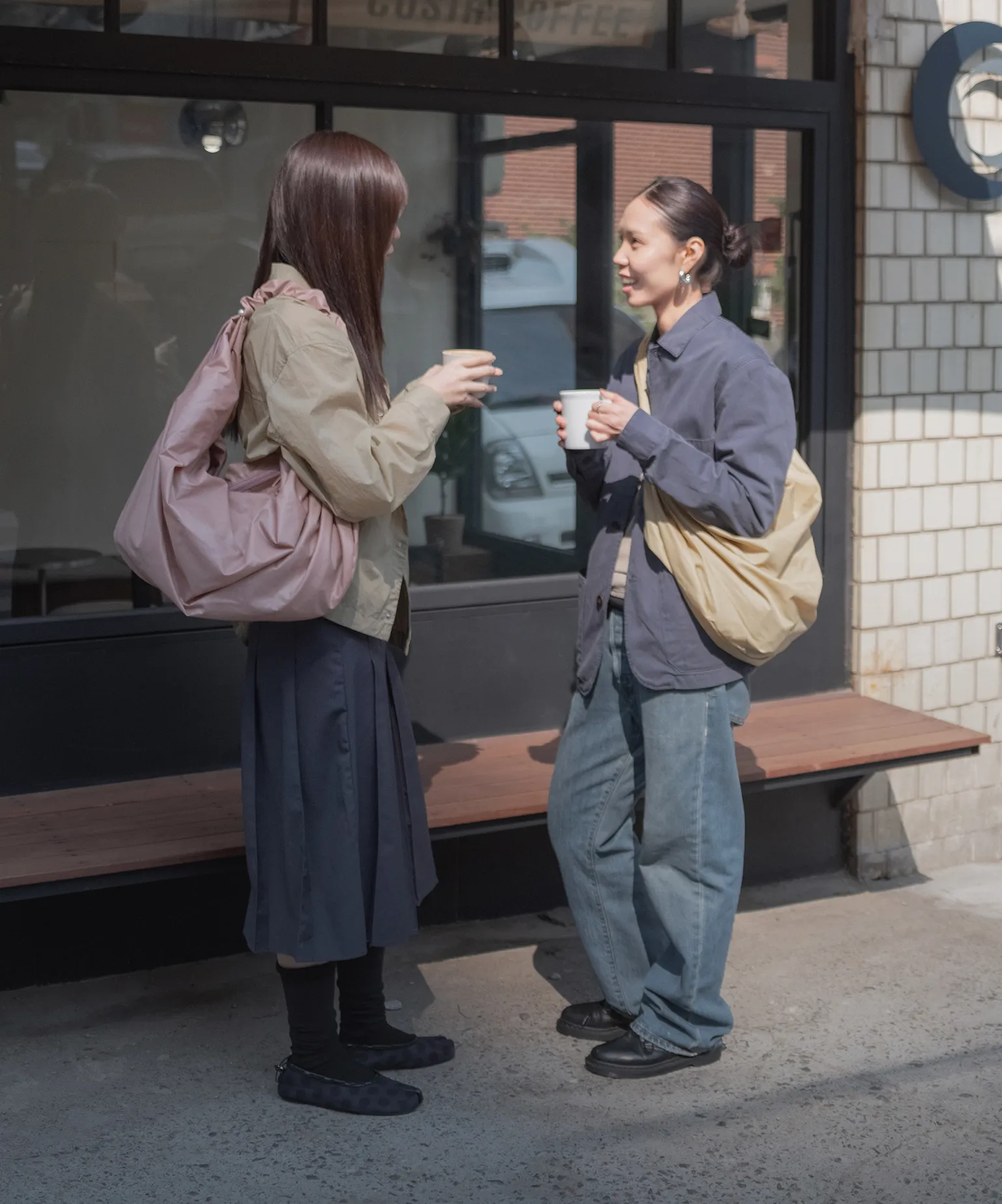 도시를 거니는 가방