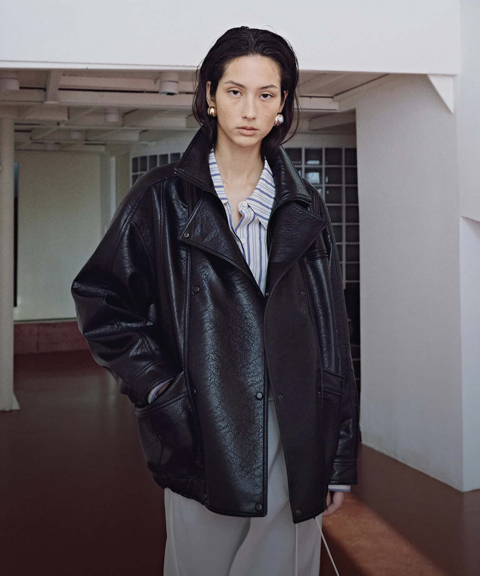 오버핏으로 입는
레더 재킷