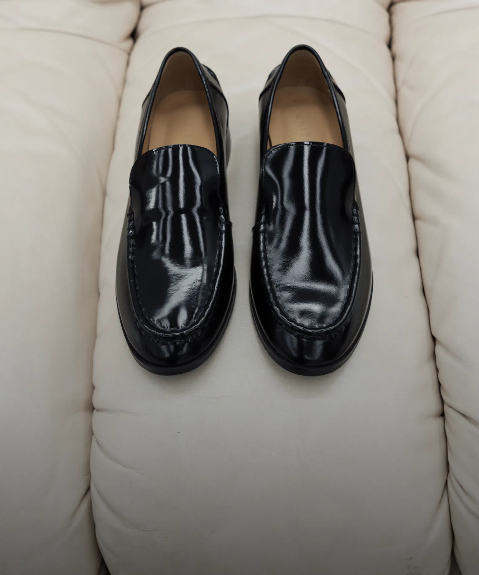 로퍼로 완성한
클래식 무드