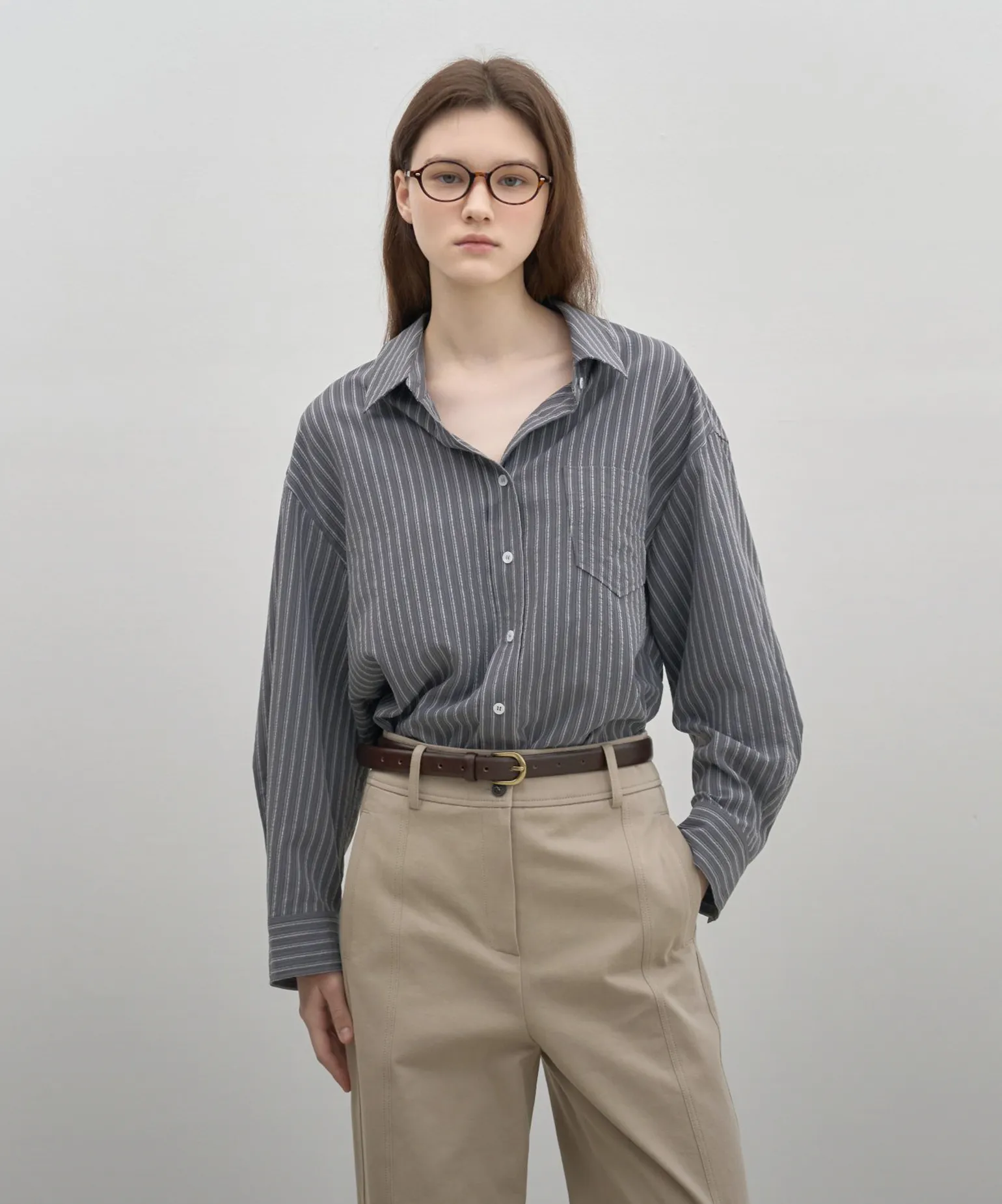 담백하게 완성한 스타일