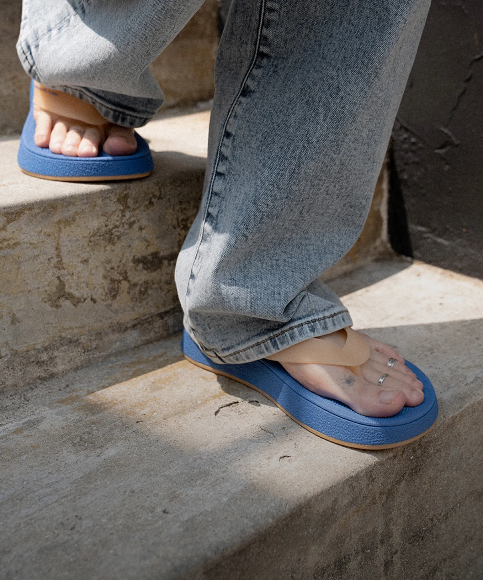 발등을 
드러내도 좋아요