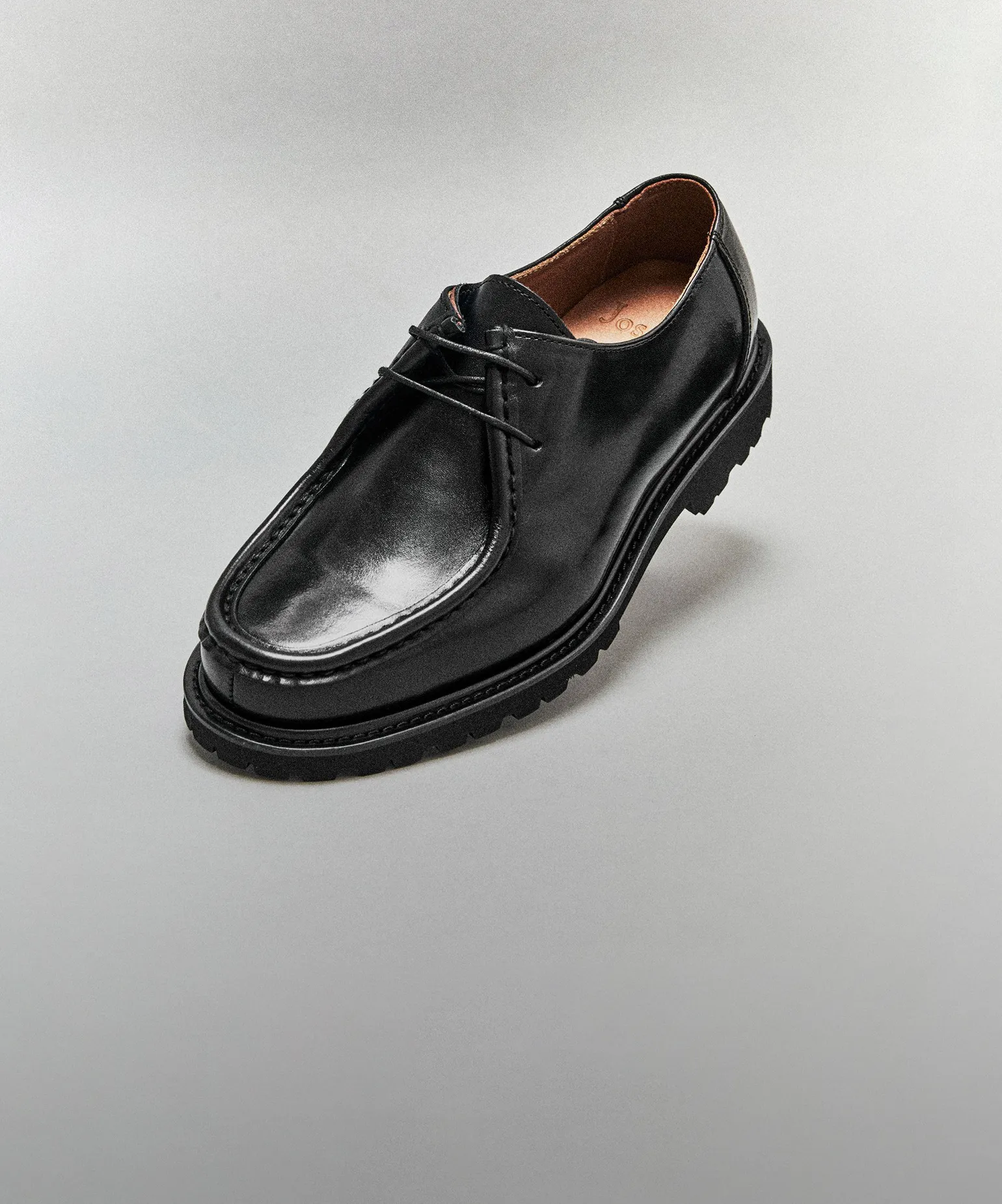 엄격한 기본기의 구두