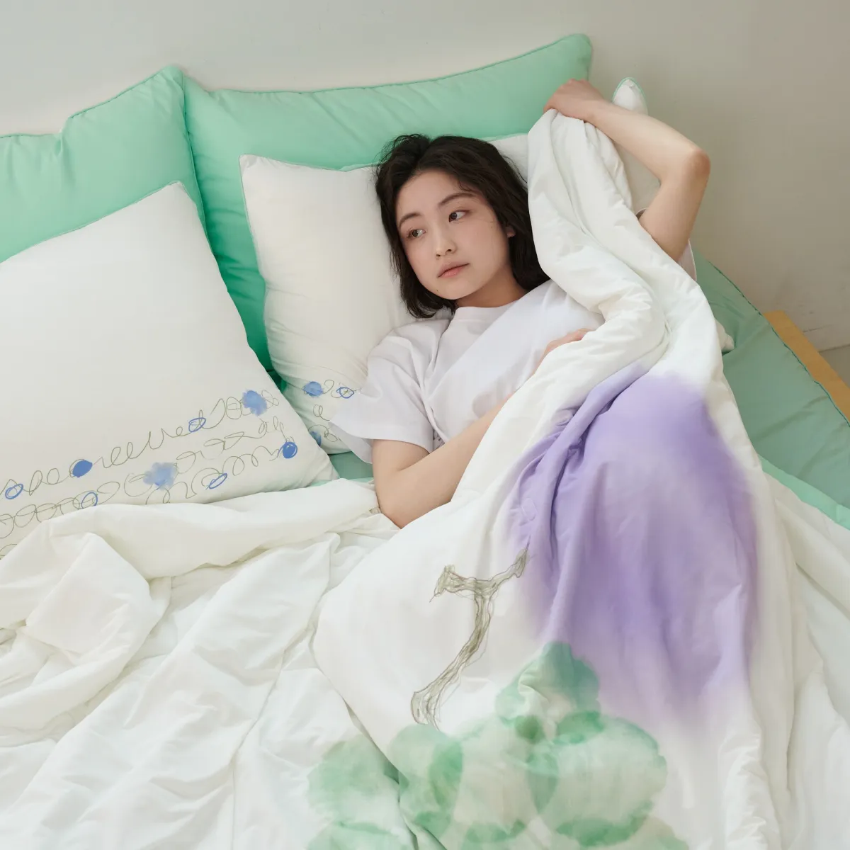 침실에 들이는 여름