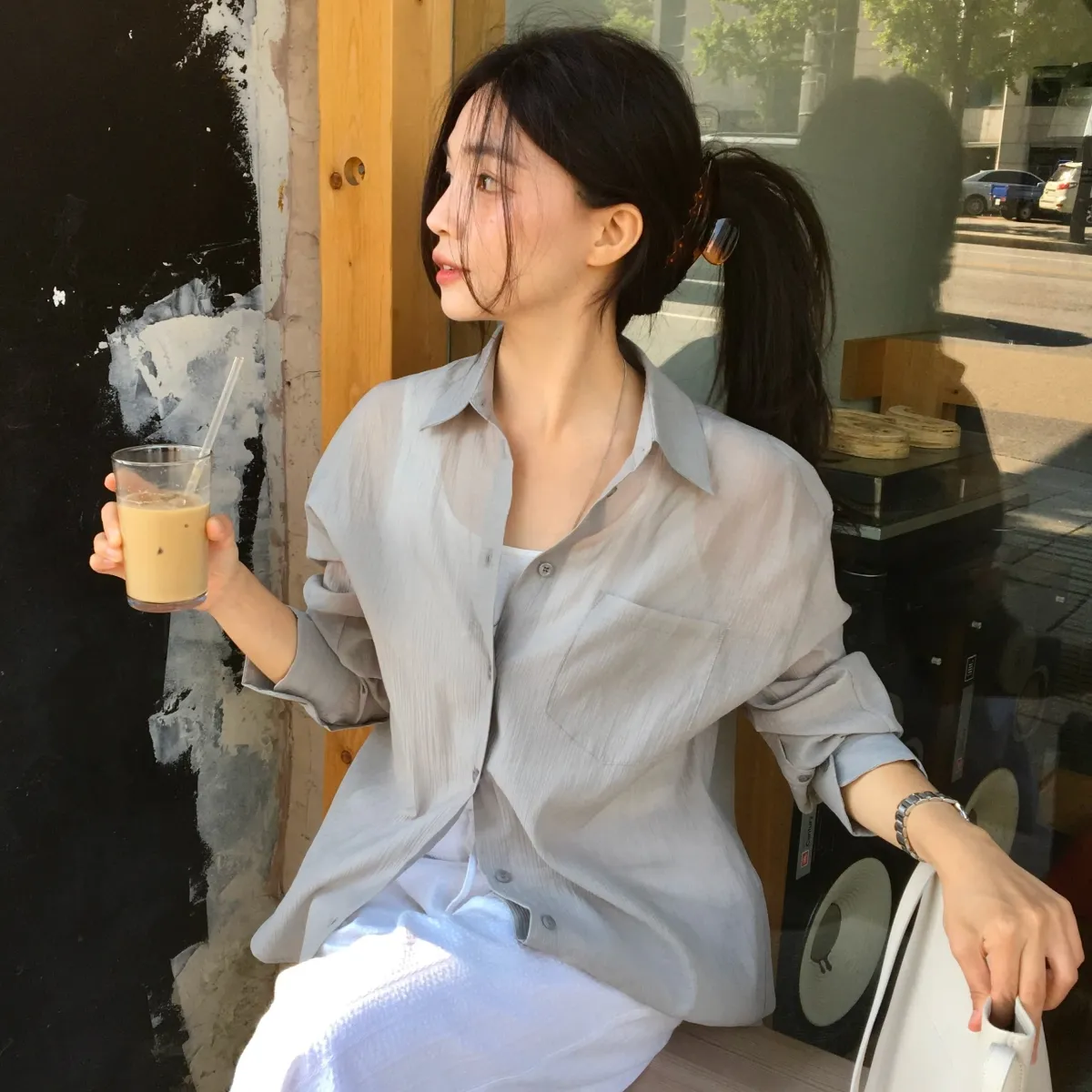 뒤태가 다른 셔츠