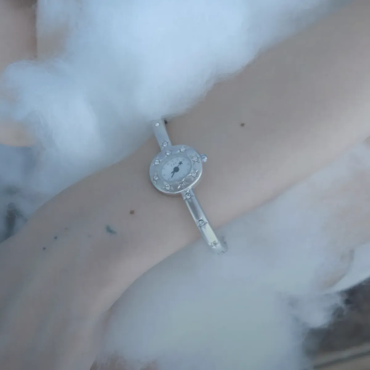 손목 위에 내려앉은 별