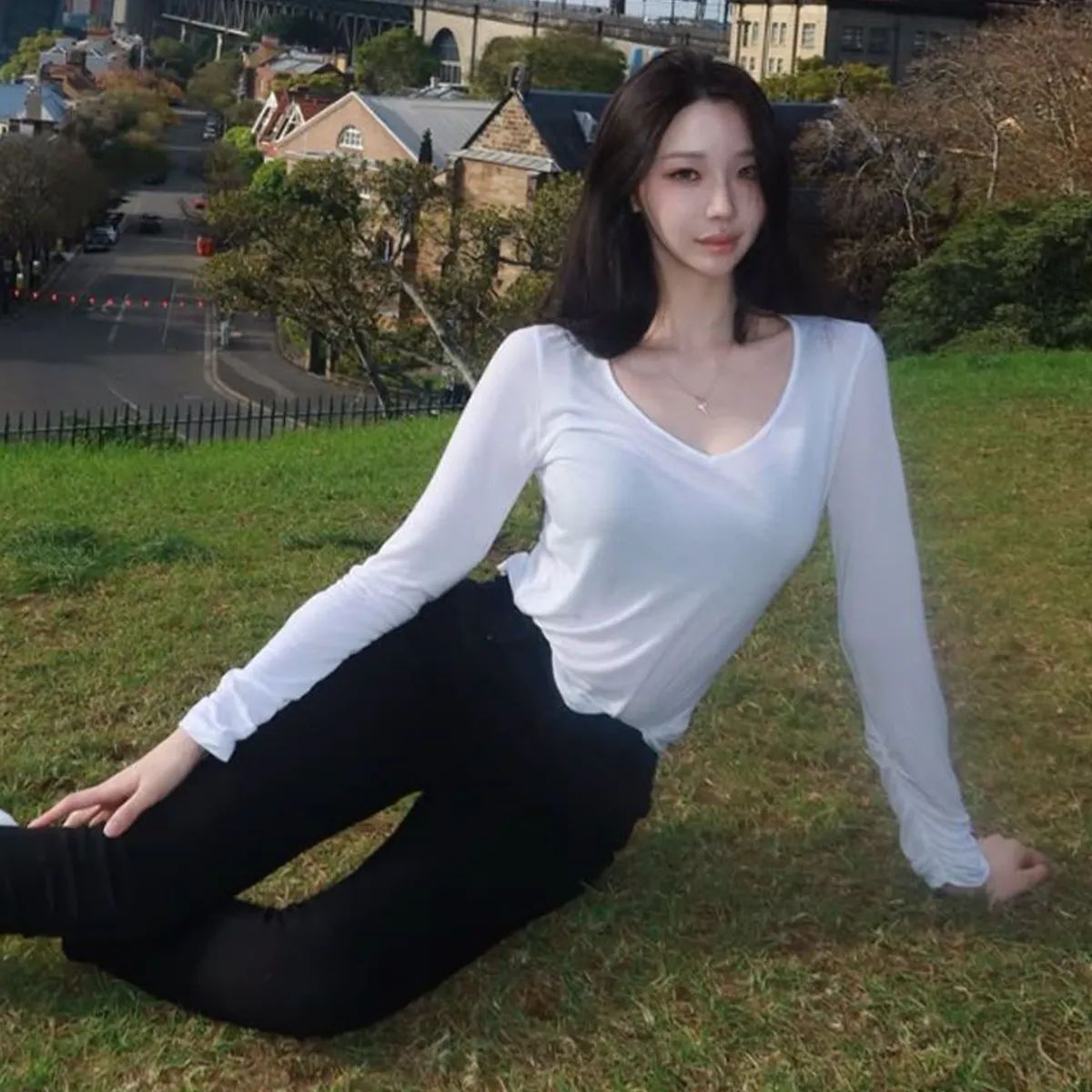 깊은 브이넥이
시선을 끌어요