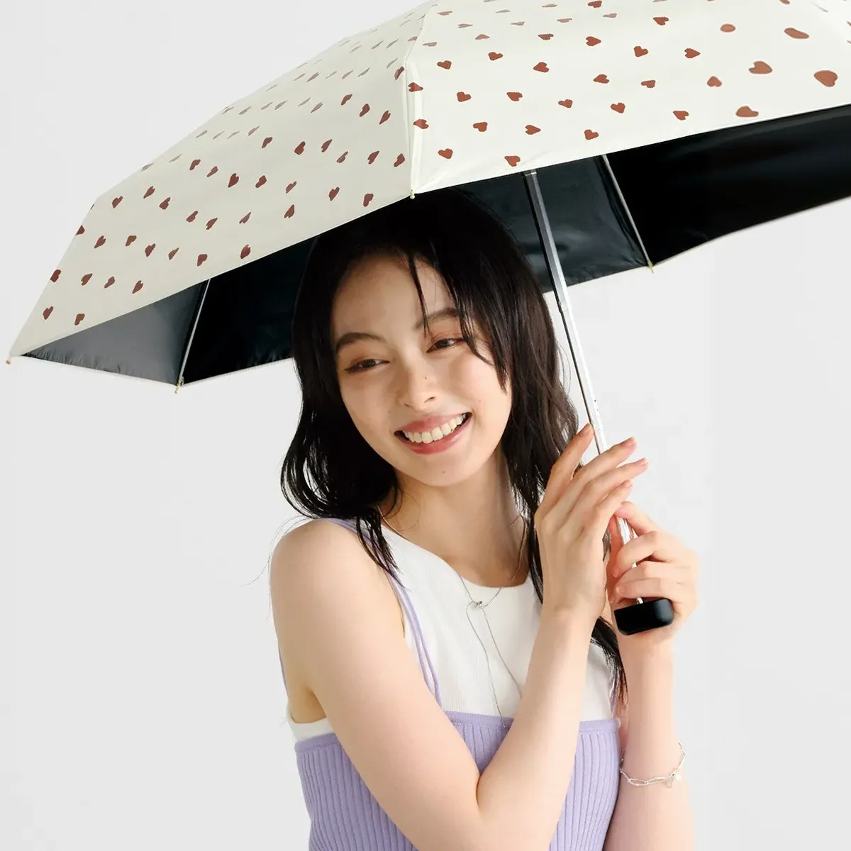 햇살도 소나기도
다 막아줘요