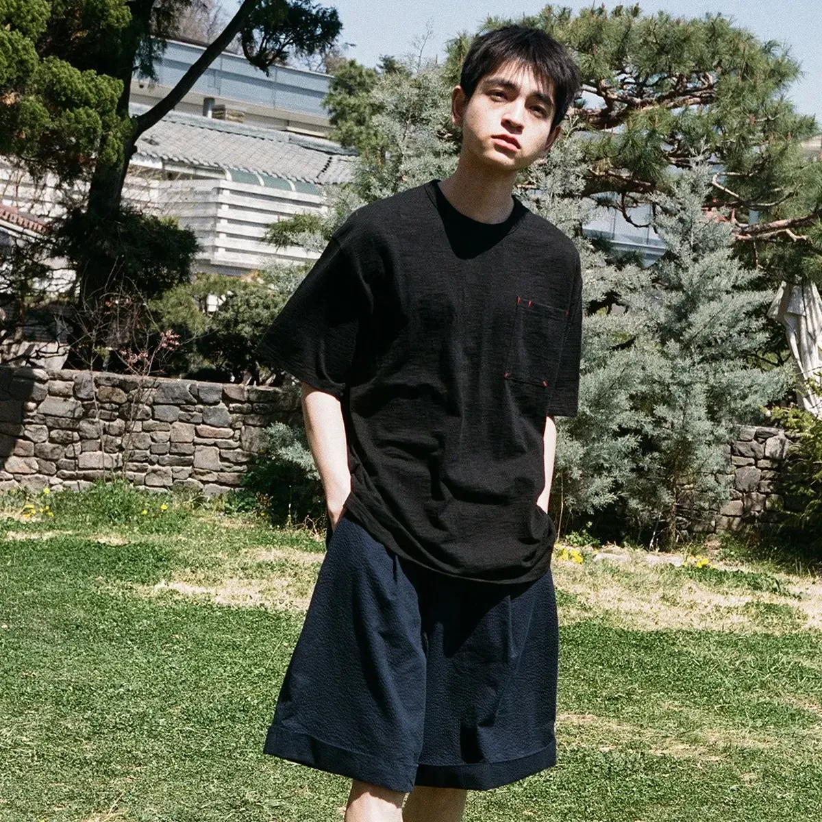 담백함 속 깊은 색감