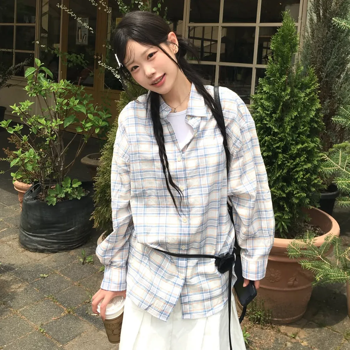 견고한 데님에
여름을 더했어요