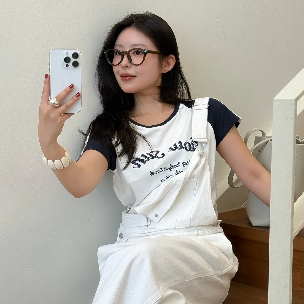 뒤돌아보게 만드는 데님