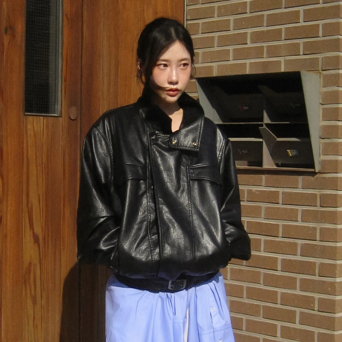 우여름이 걸친 레더 재킷