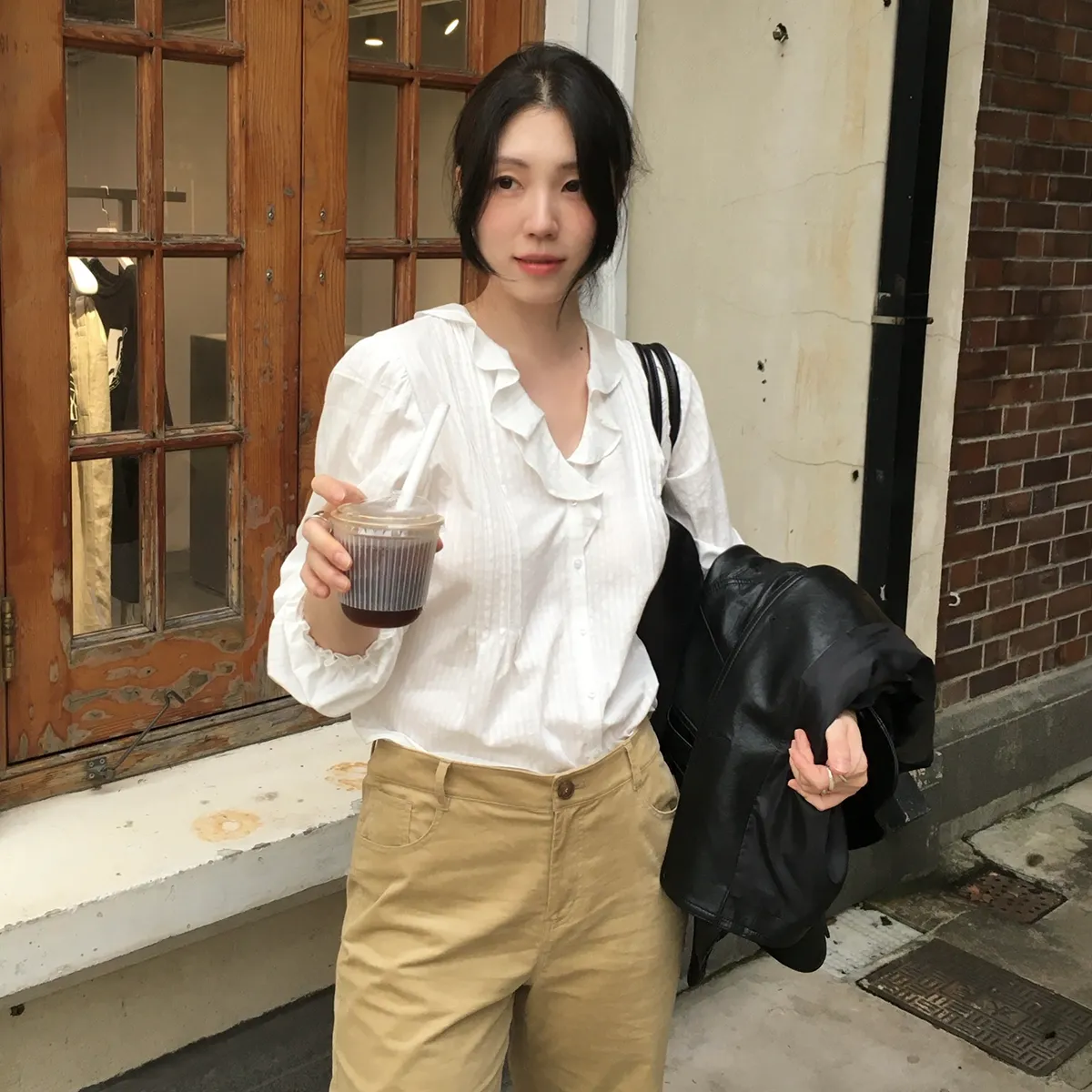 셔츠 하나로 끝내는
스타일링 고민