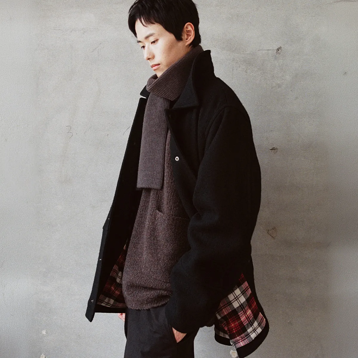 차분하게 정제된 색감