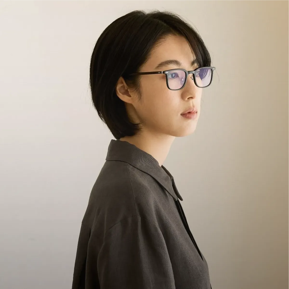 인상에 녹아드는 안경
