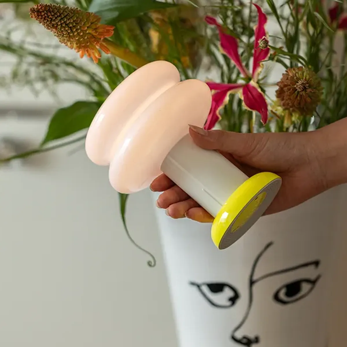 공간을 밝히는 따스함