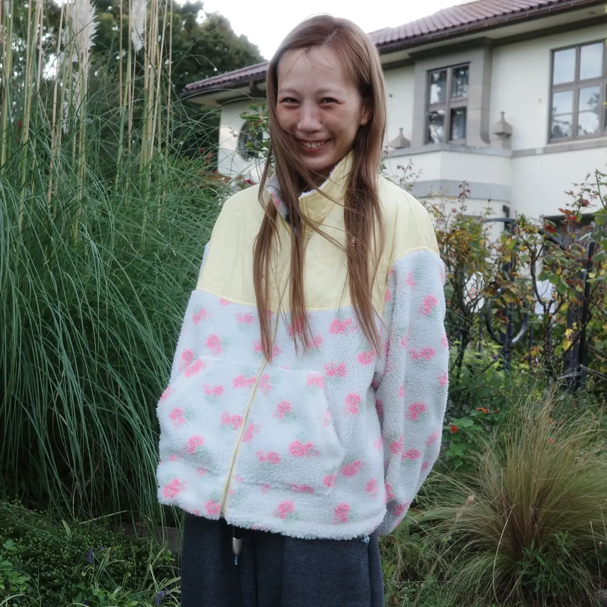 생기를 더하는
꽃무늬 하나
