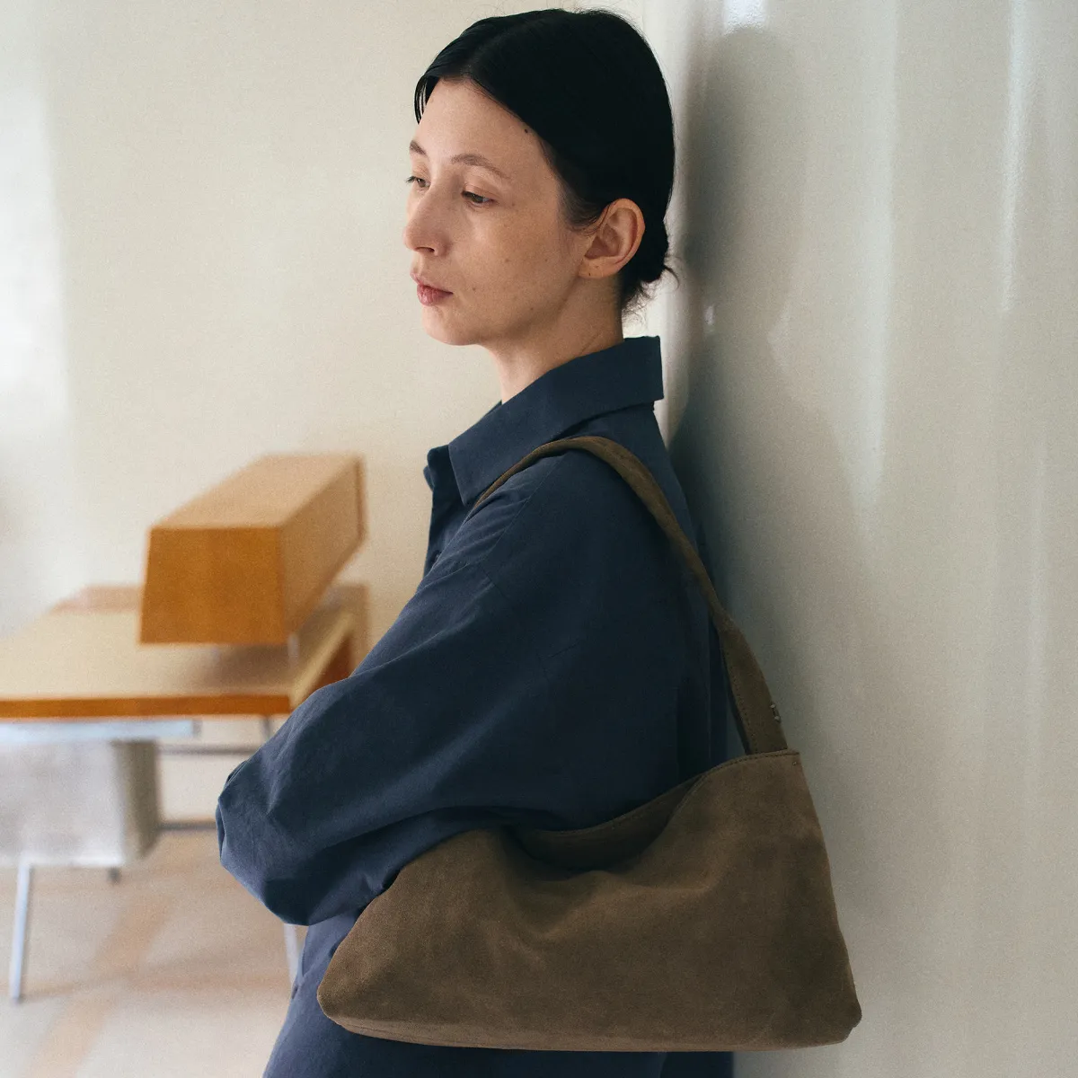 반달처럼 열리는
가죽 가방