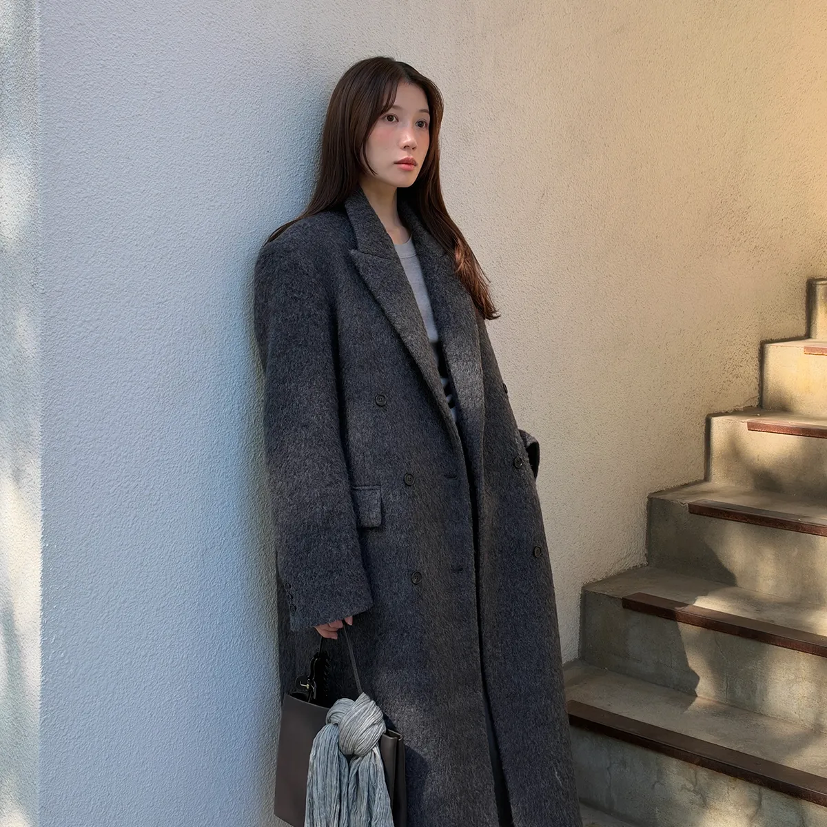 무릎 아래로
떨어지는 단정함