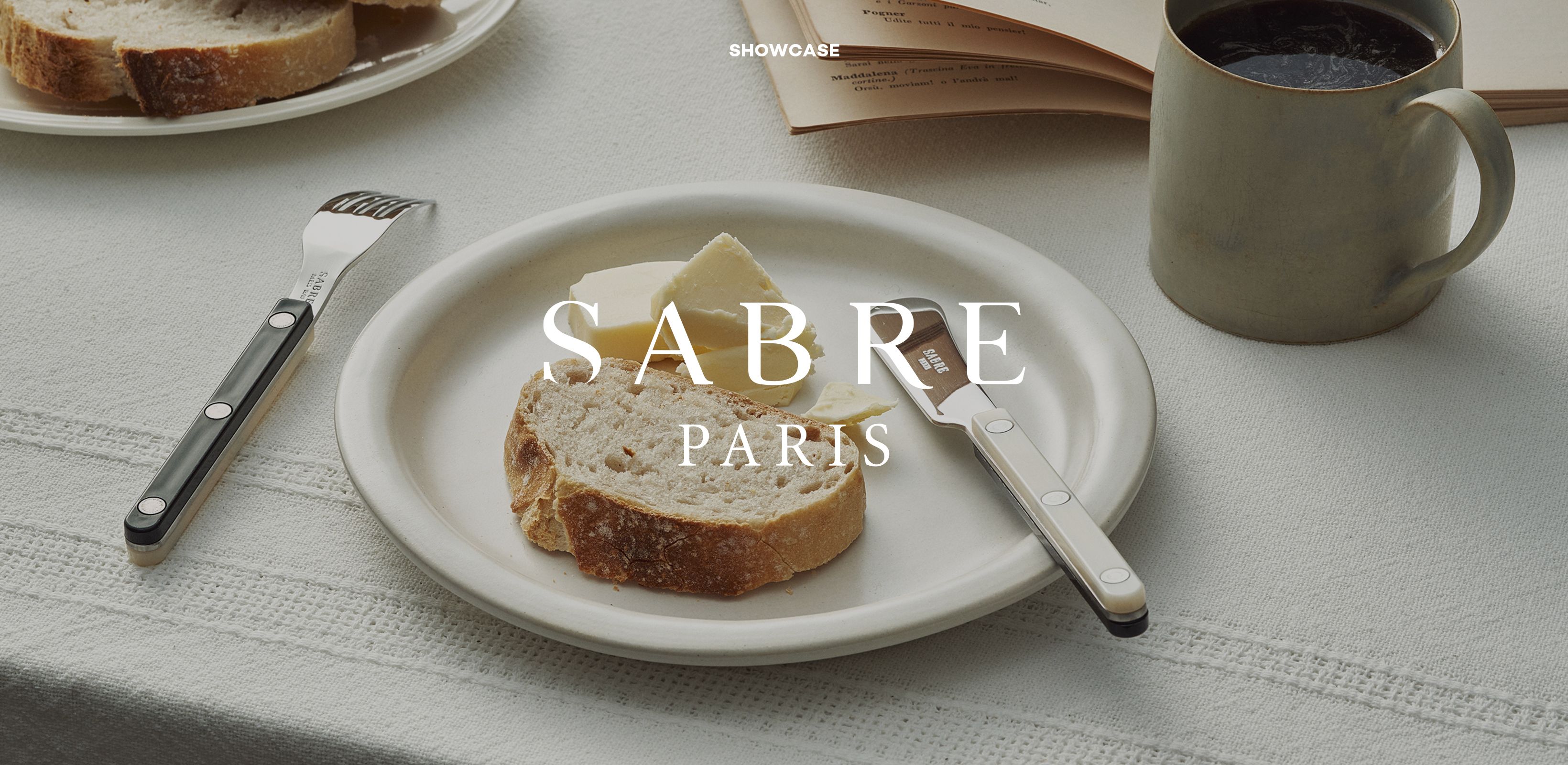 파리를 담은 커트러리
사브르