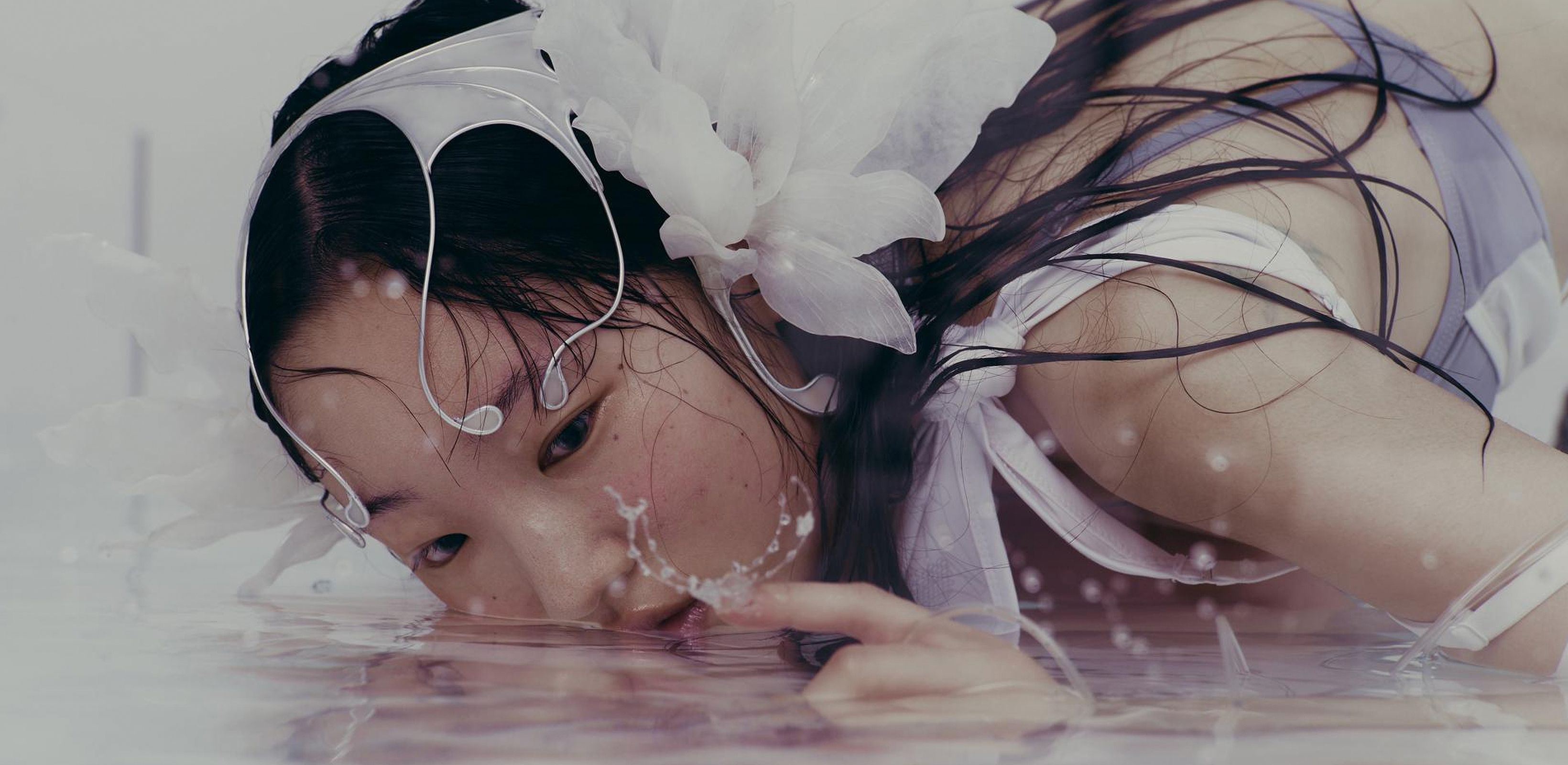 수면의 아름다운 반짝임
오호스