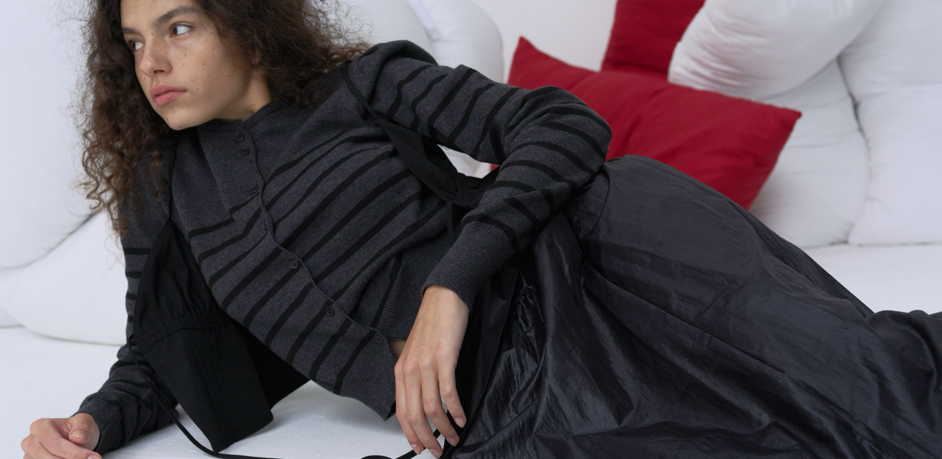 유려한 실루엣과
디테일의 조화
버뮬라