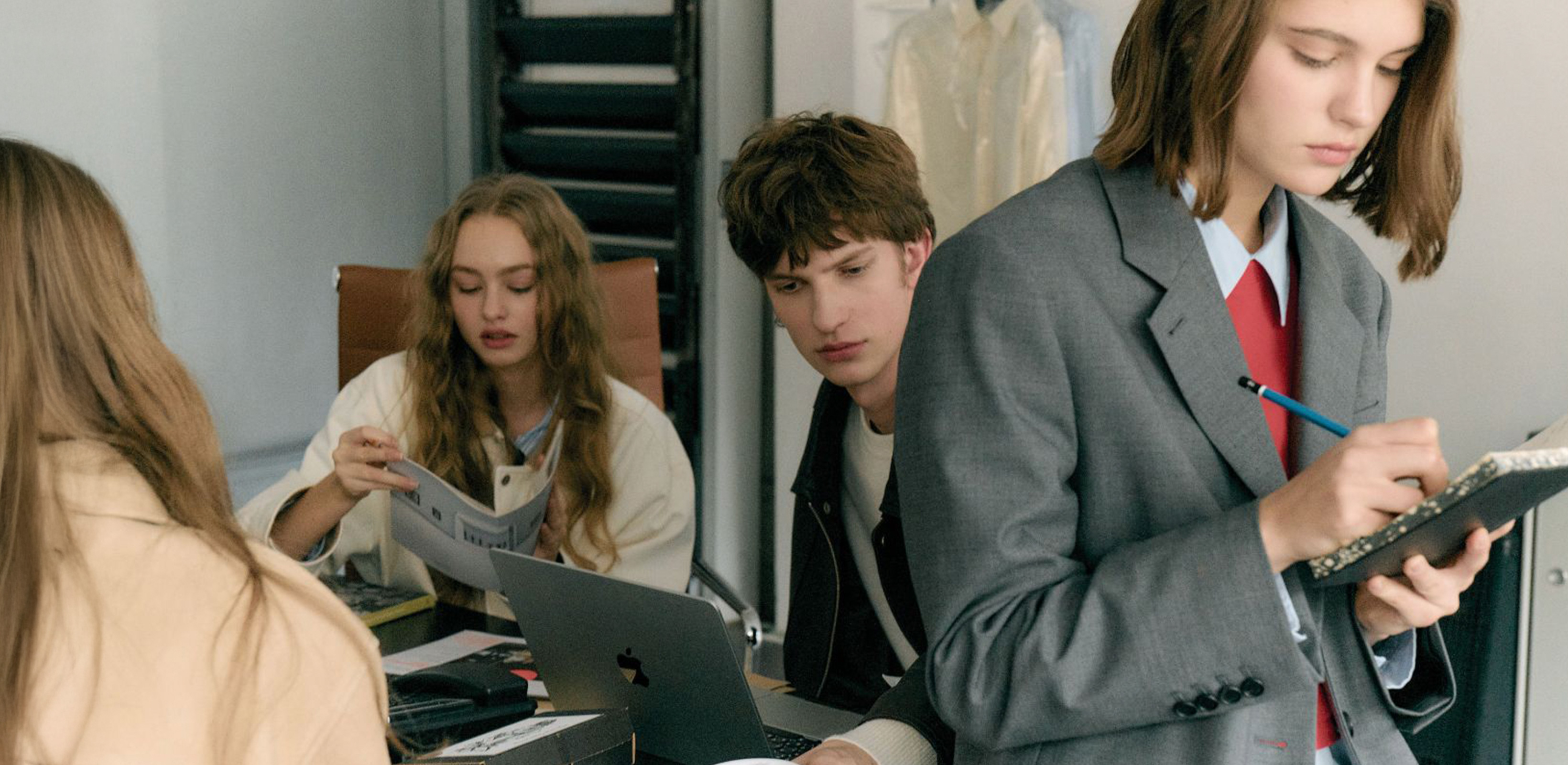 매일을 기대하는 낭만의 순간들
던스트