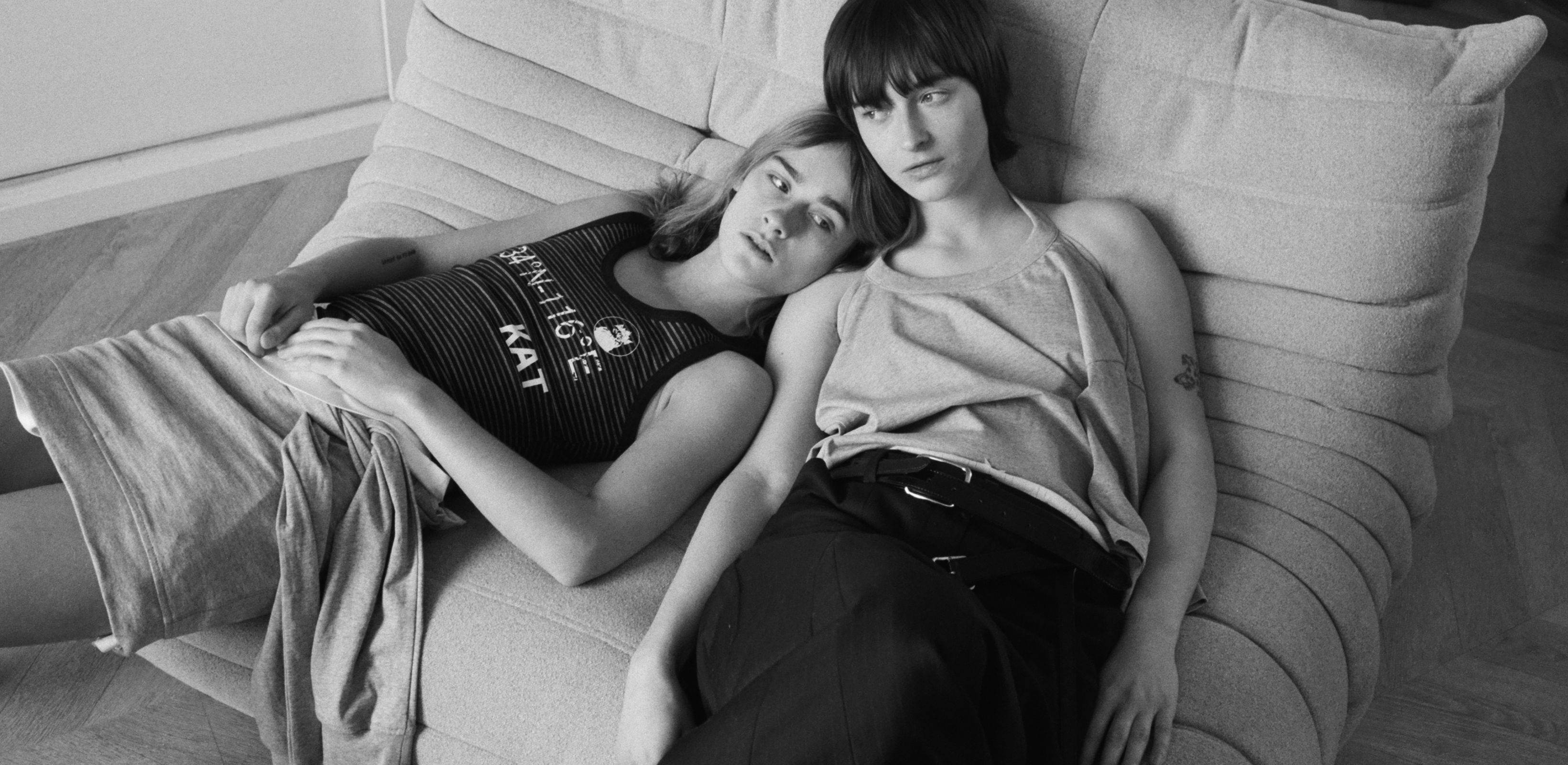 젊고 자유로운 여름 여행
엘씨디씨 티엠