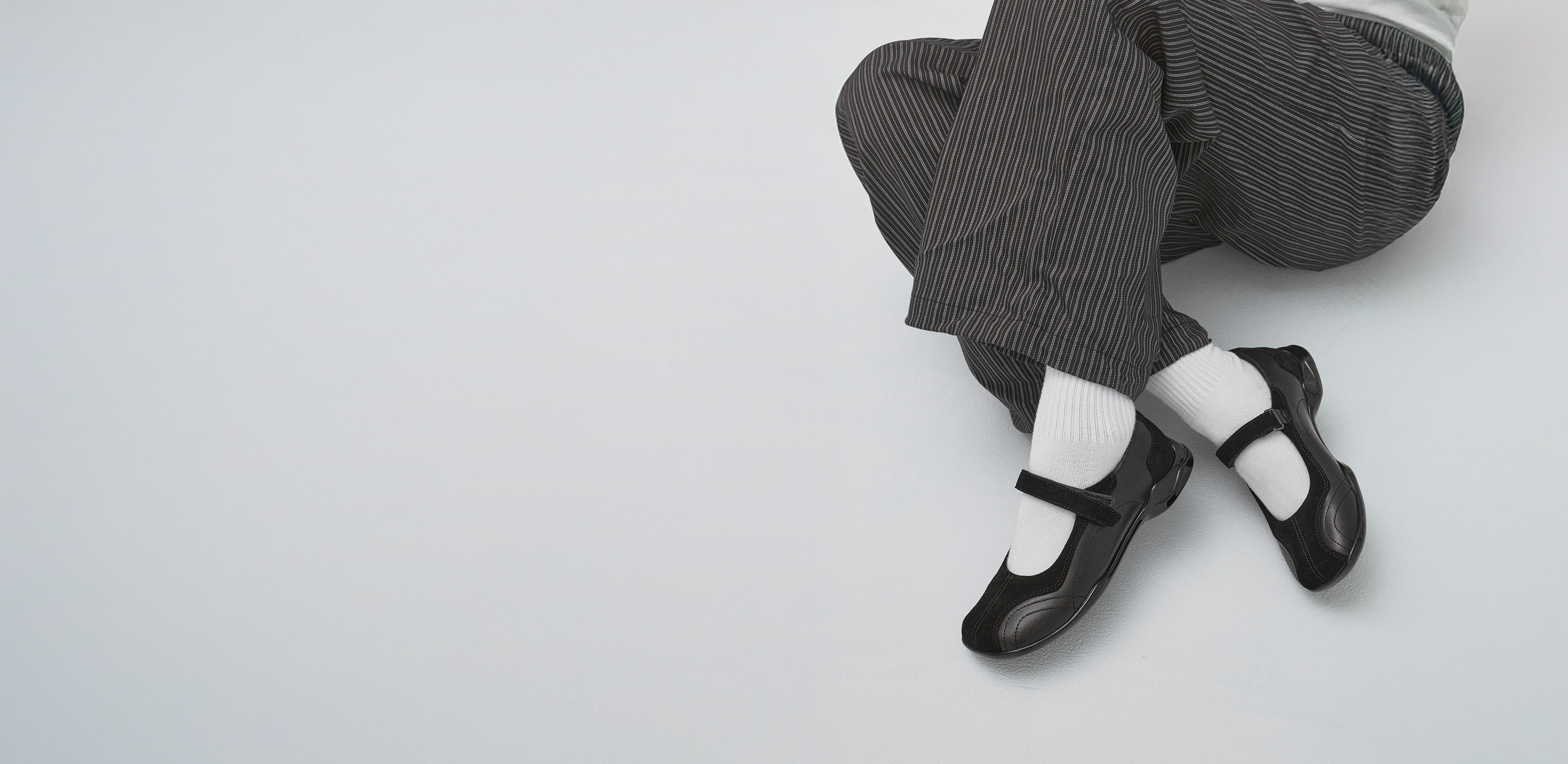 뮬과 스니커즈의 우아한 조화
페몬트