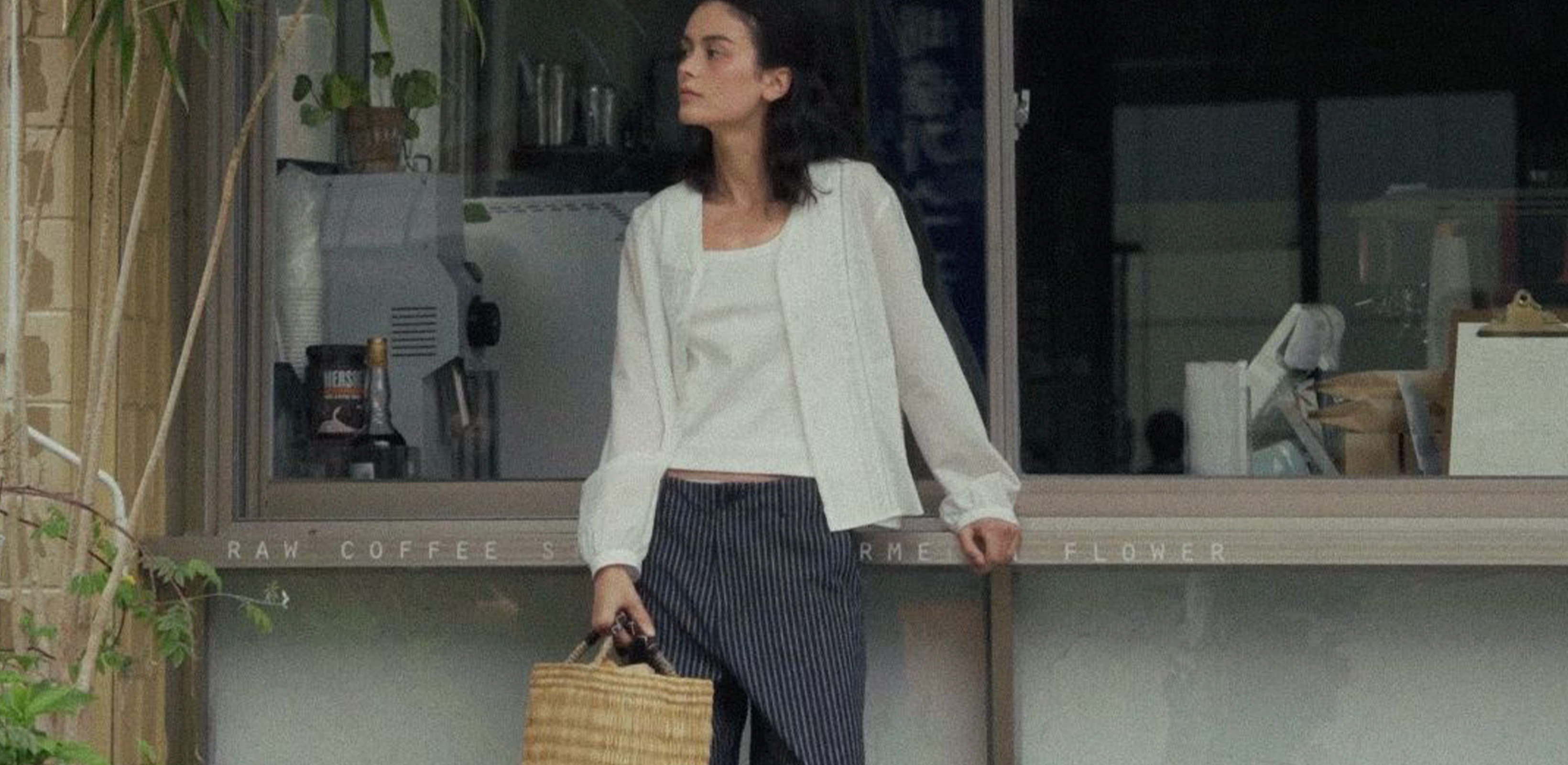 깊어지는 여름을 담은
로우