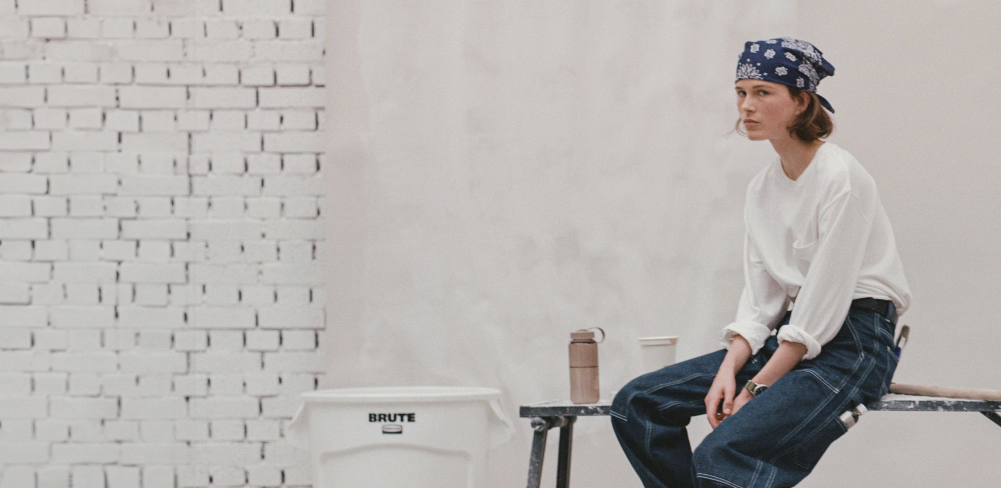 가을의 첫 순간, 차분한 인사
로우