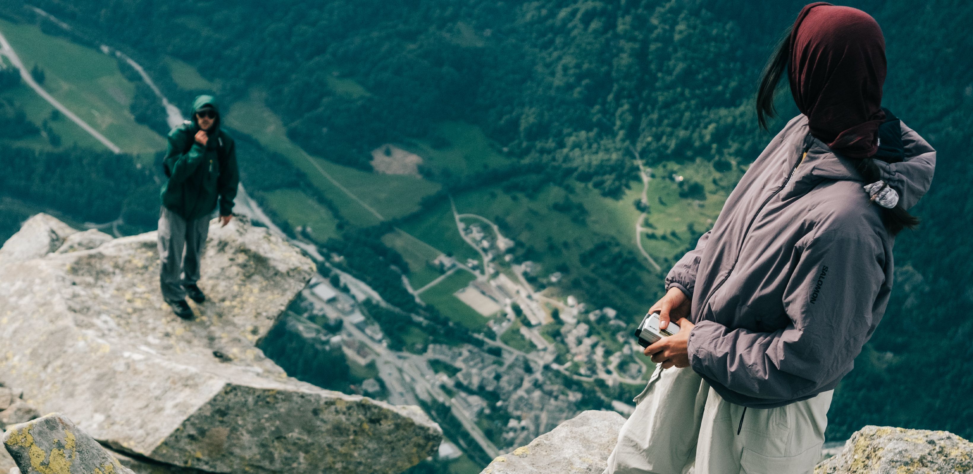 도시와 아웃도어를 잇는
살로몬