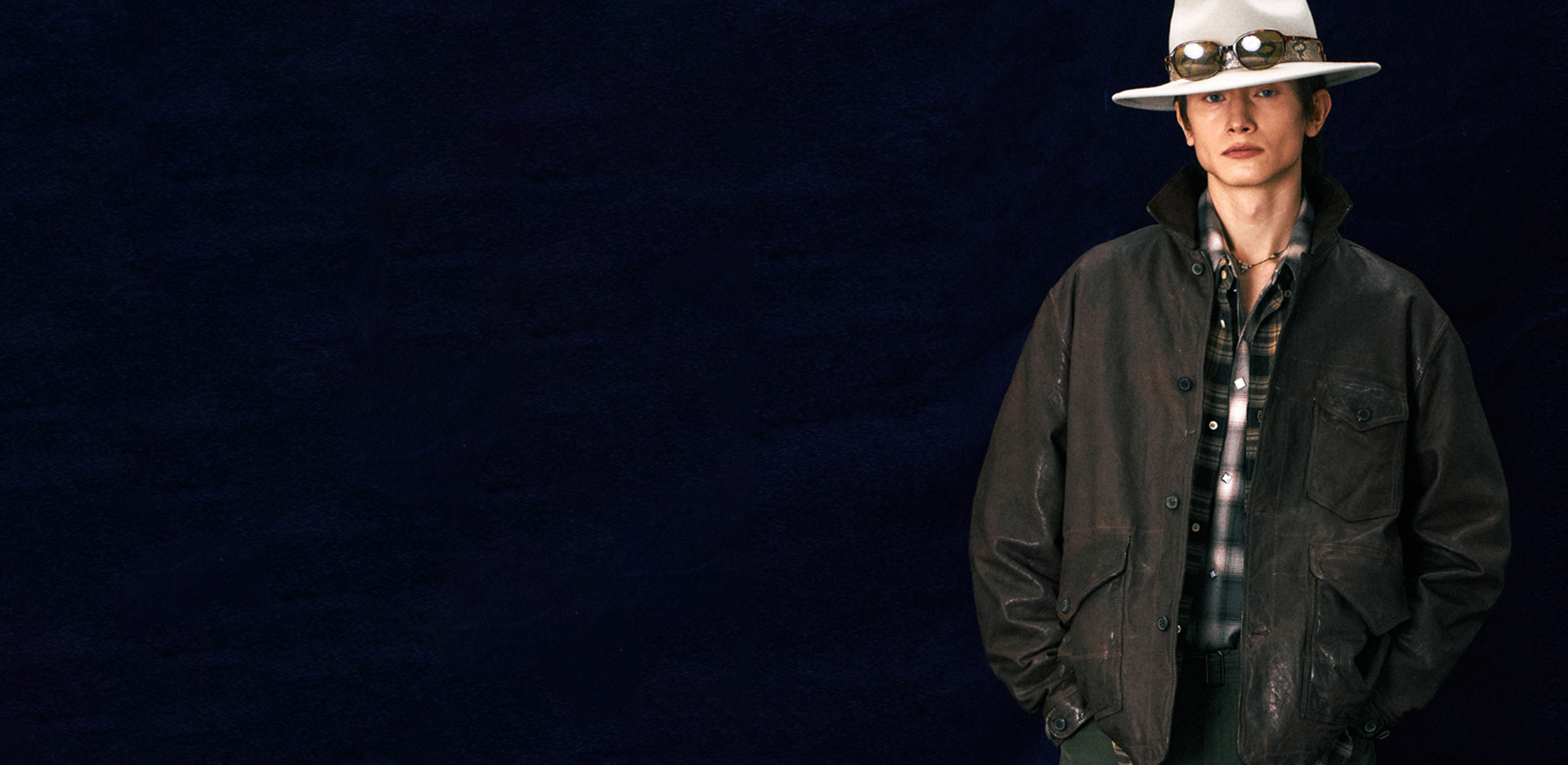 전통 위의 새로운 실루엣
이스트로그