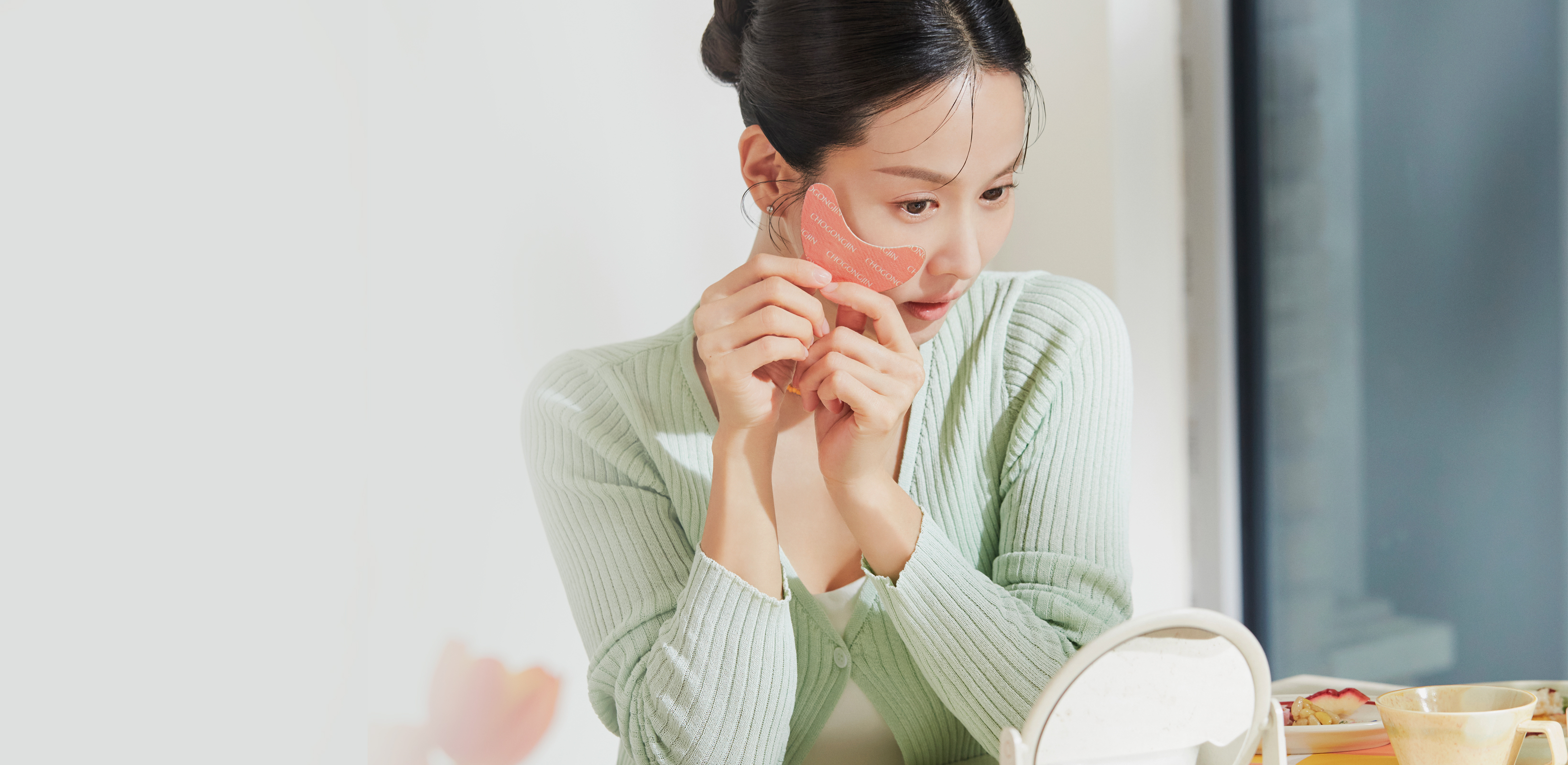 칙칙한 눈가 케어를 위해
초공진