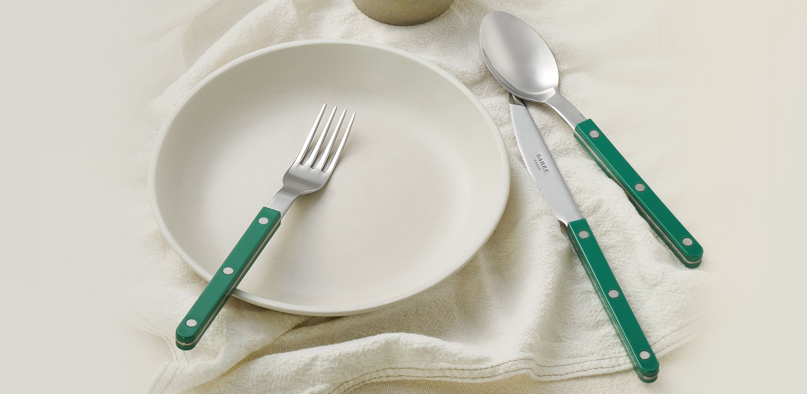 파리를 담은 커트러리
사브르