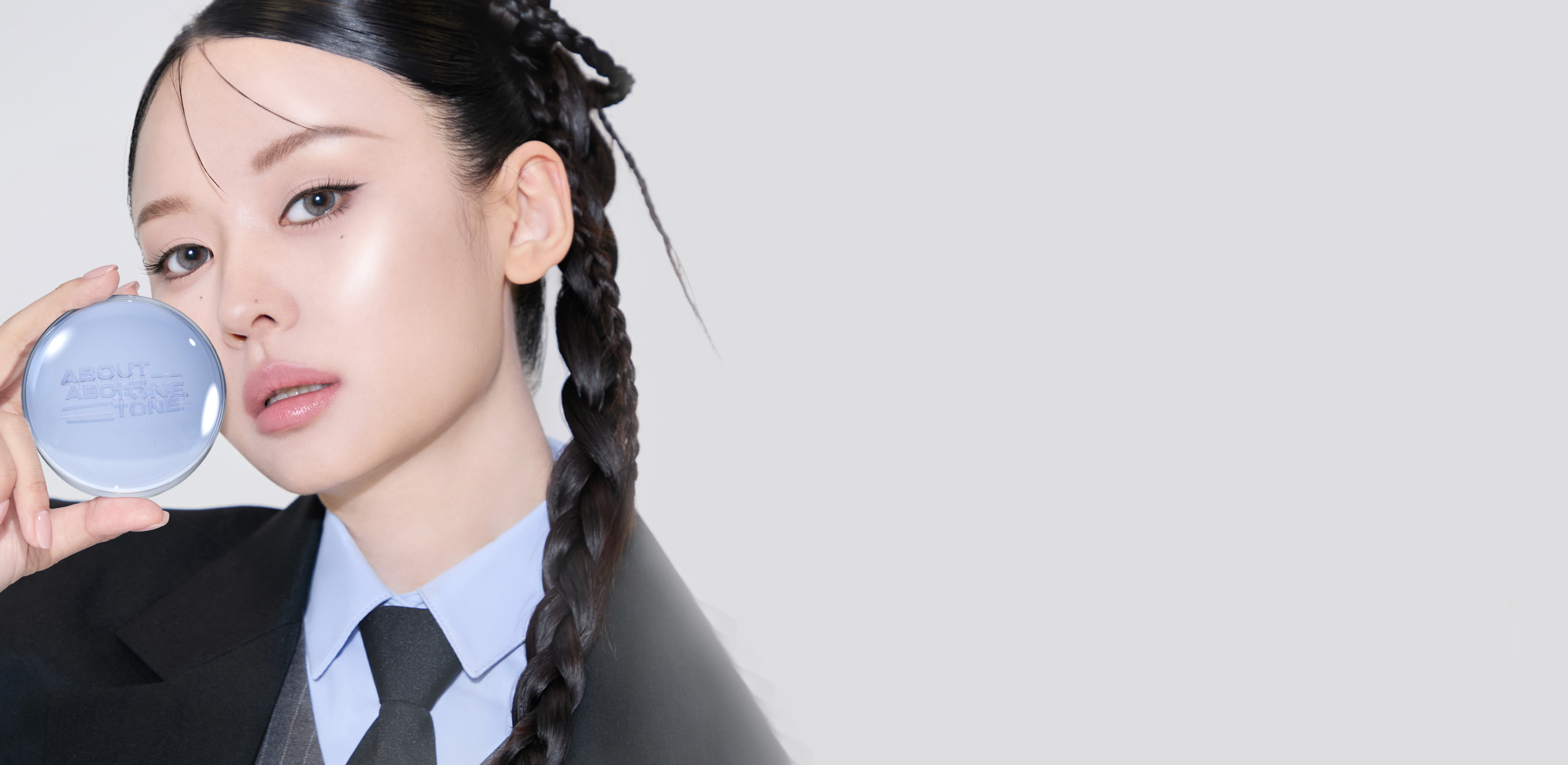 속부터 빛나는 피부 표현
어바웃톤